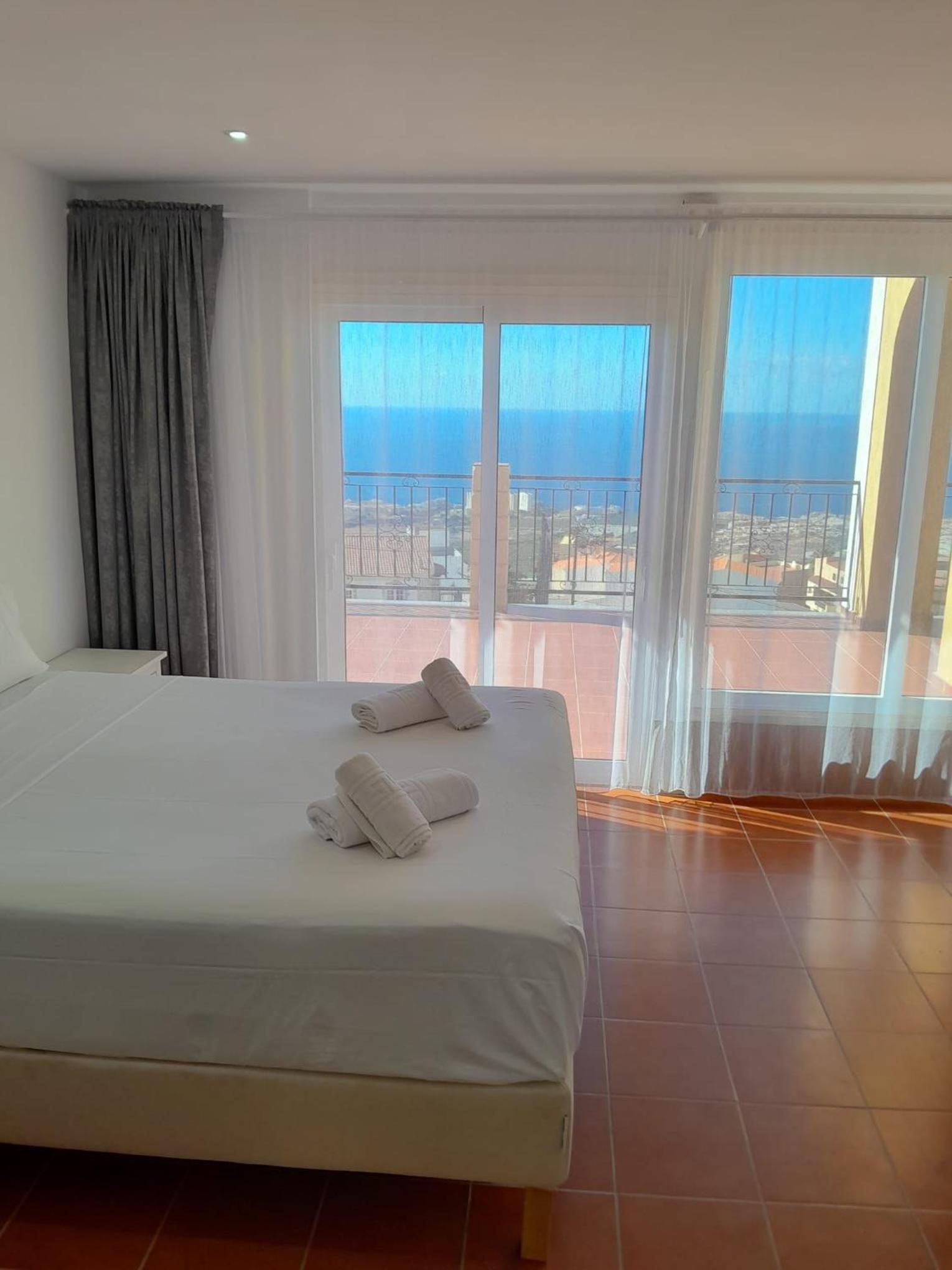 Villa LUCIAN en Adeje con Vistas al Atlántico