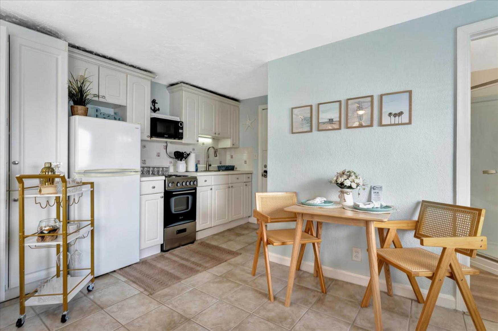The Seashell Suite with Private Balcony and Walk to Beach