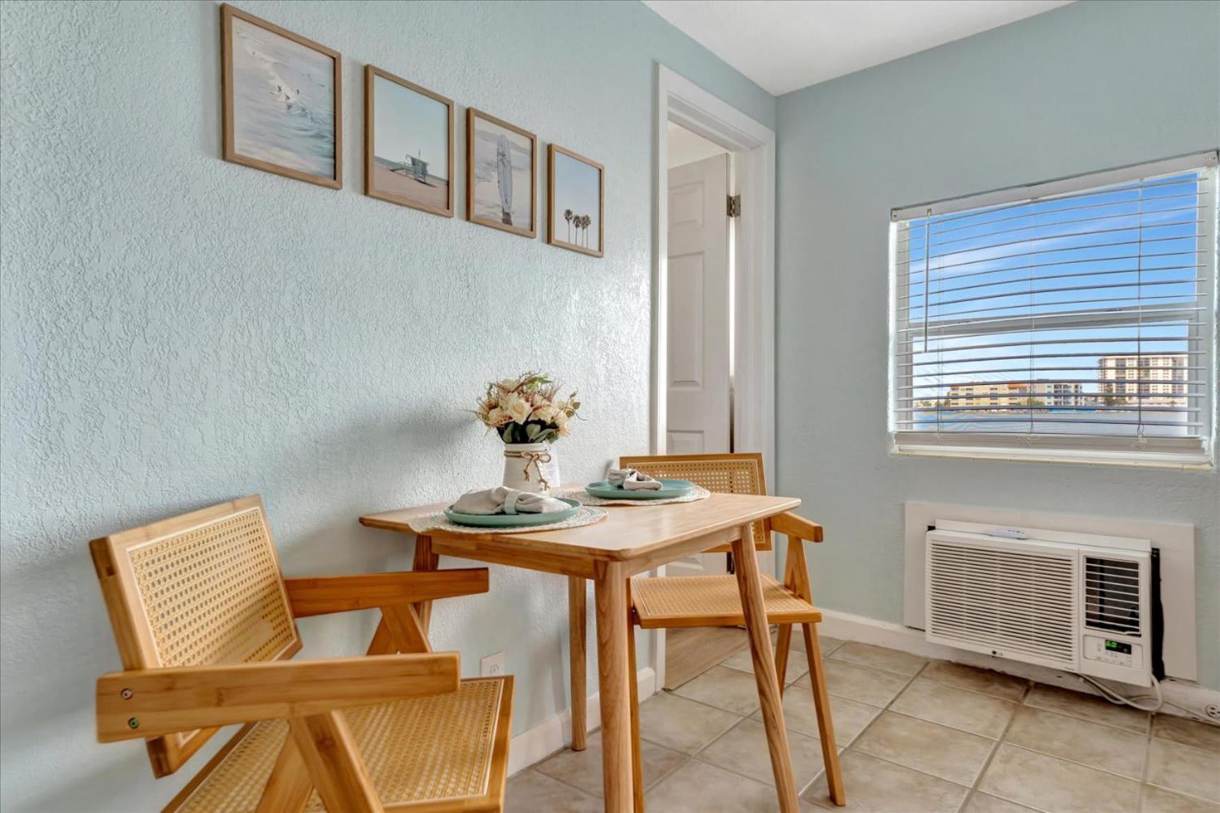 The Seashell Suite with Private Balcony and Walk to Beach