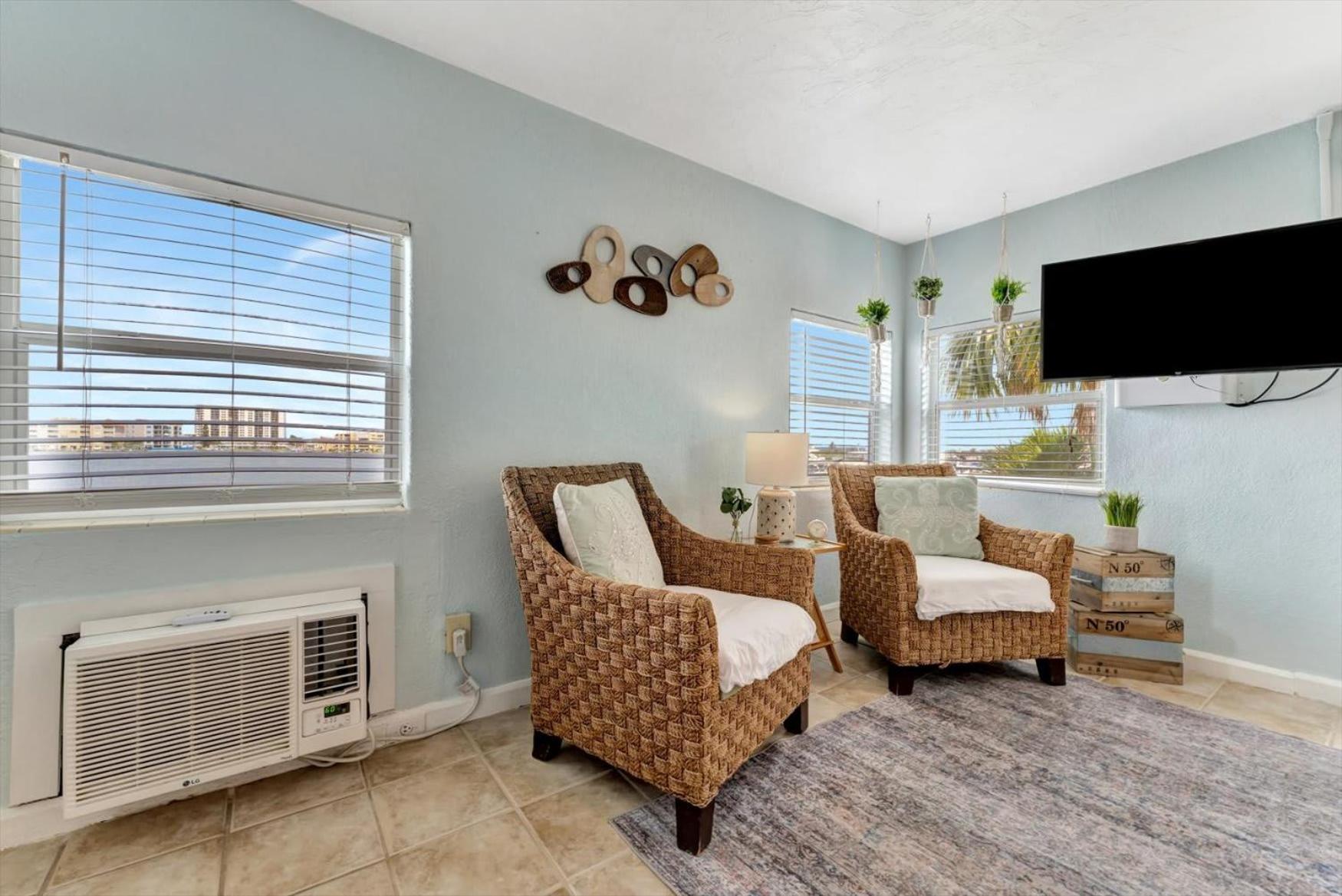 The Seashell Suite with Private Balcony and Walk to Beach