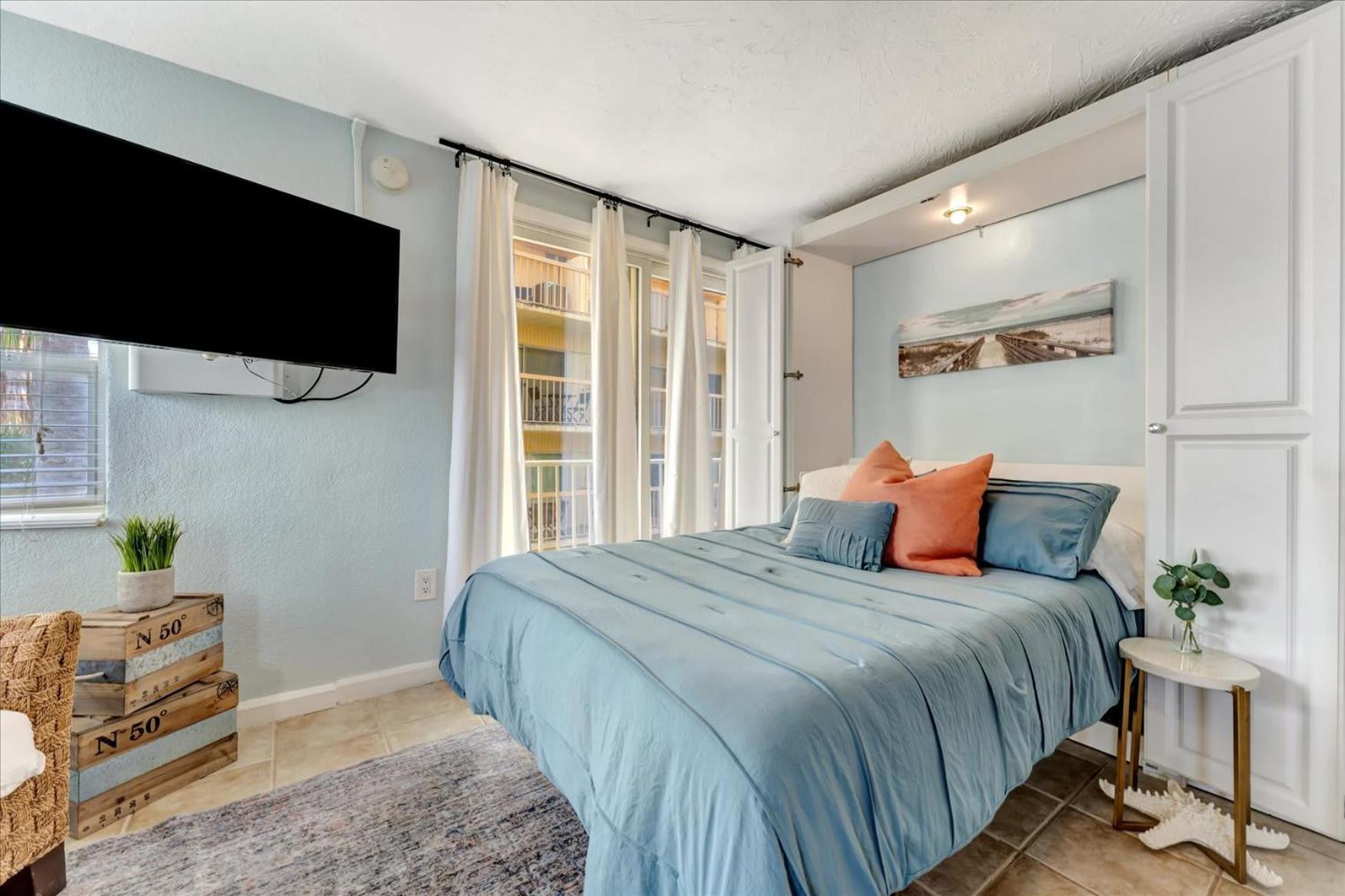 The Seashell Suite with Private Balcony and Walk to Beach