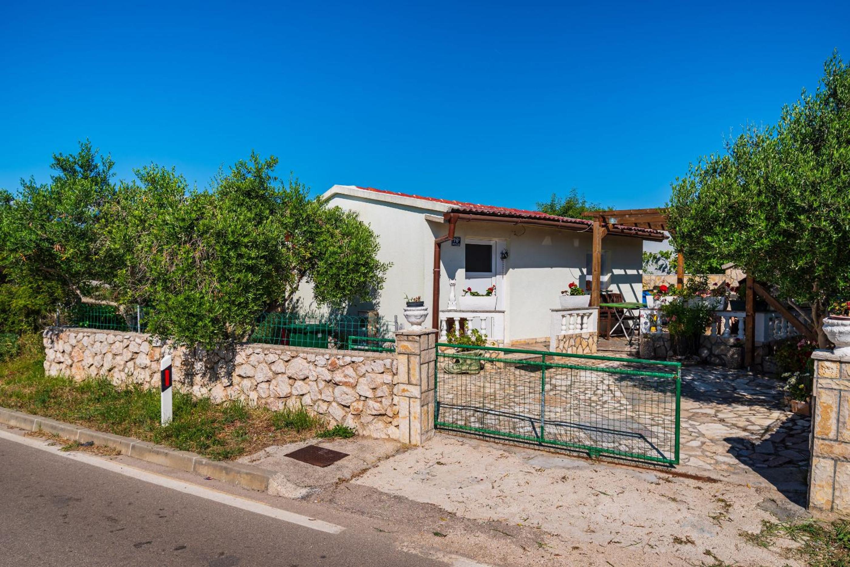 Small House with Nice Garden view 3