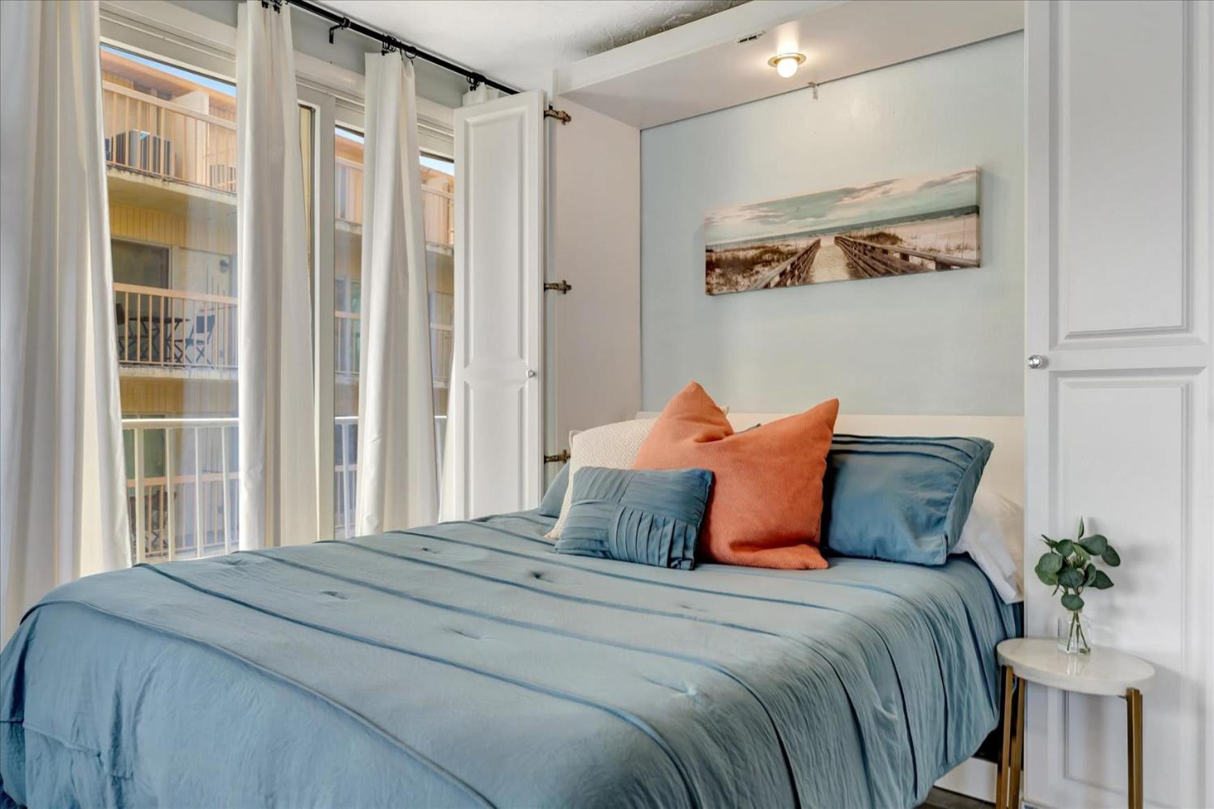 The Seashell Suite with Private Balcony and Walk to Beach