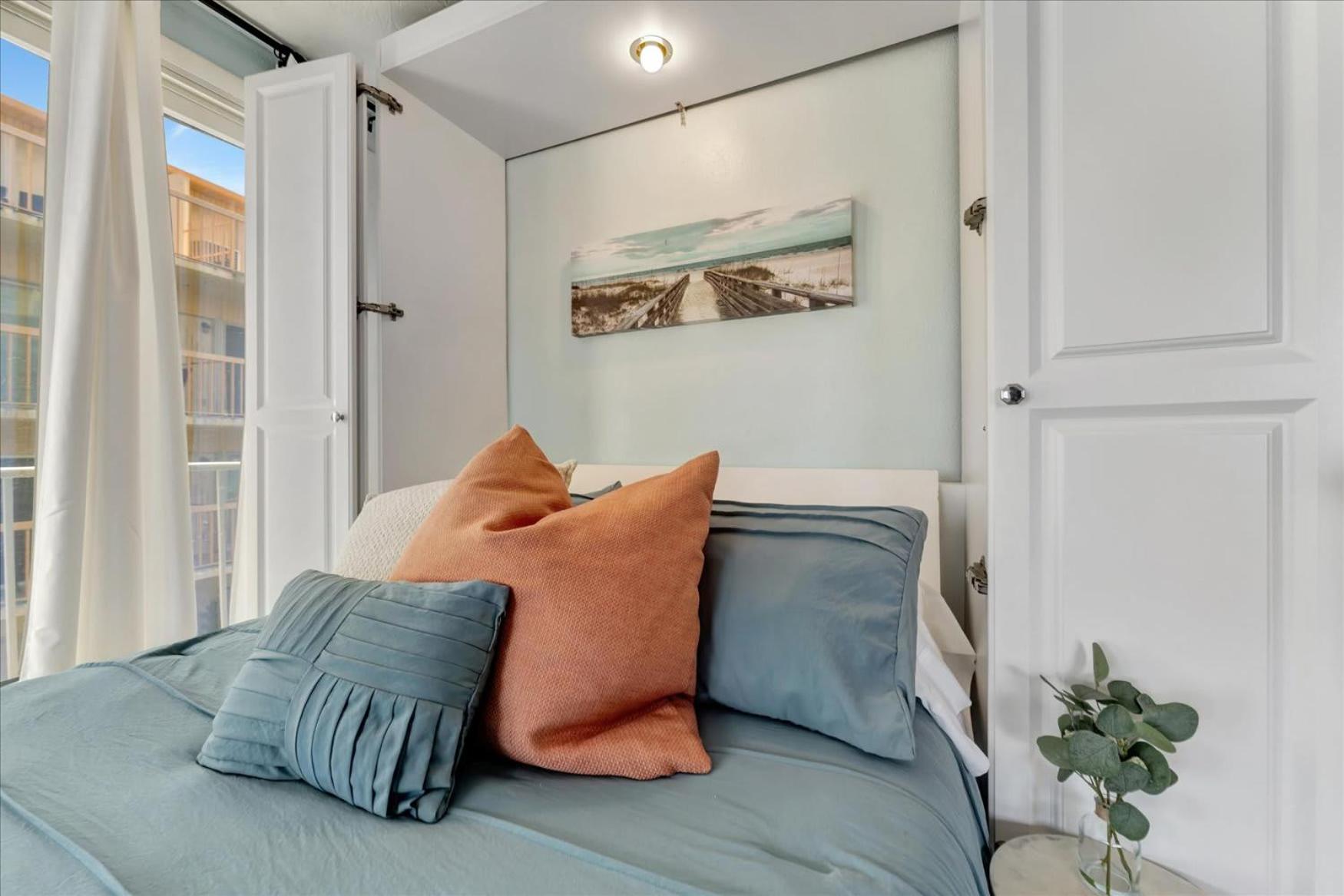 The Seashell Suite with Private Balcony and Walk to Beach