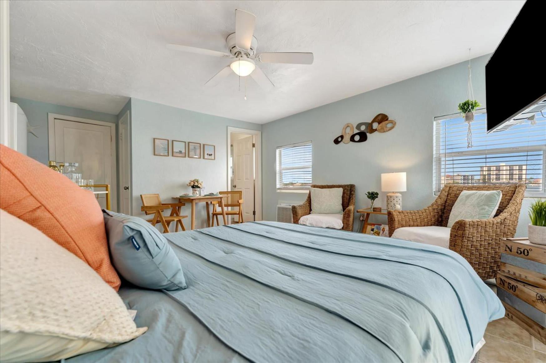 The Seashell Suite with Private Balcony and Walk to Beach
