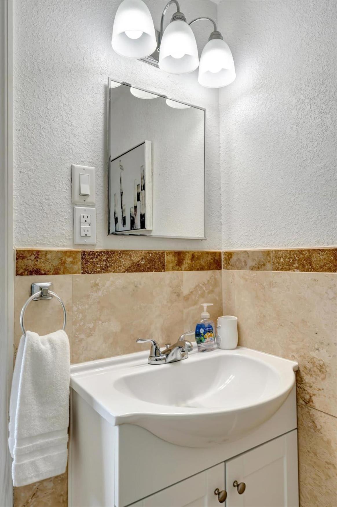 The Seashell Suite with Private Balcony and Walk to Beach