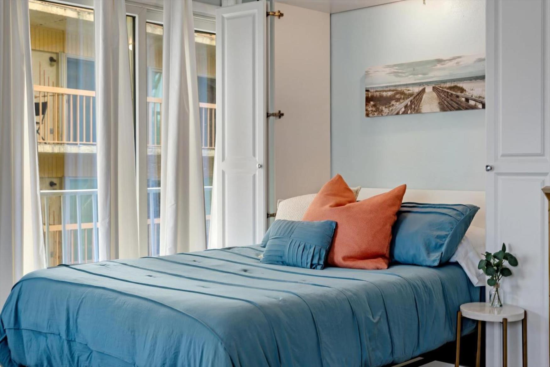 The Seashell Suite with Private Balcony and Walk to Beach