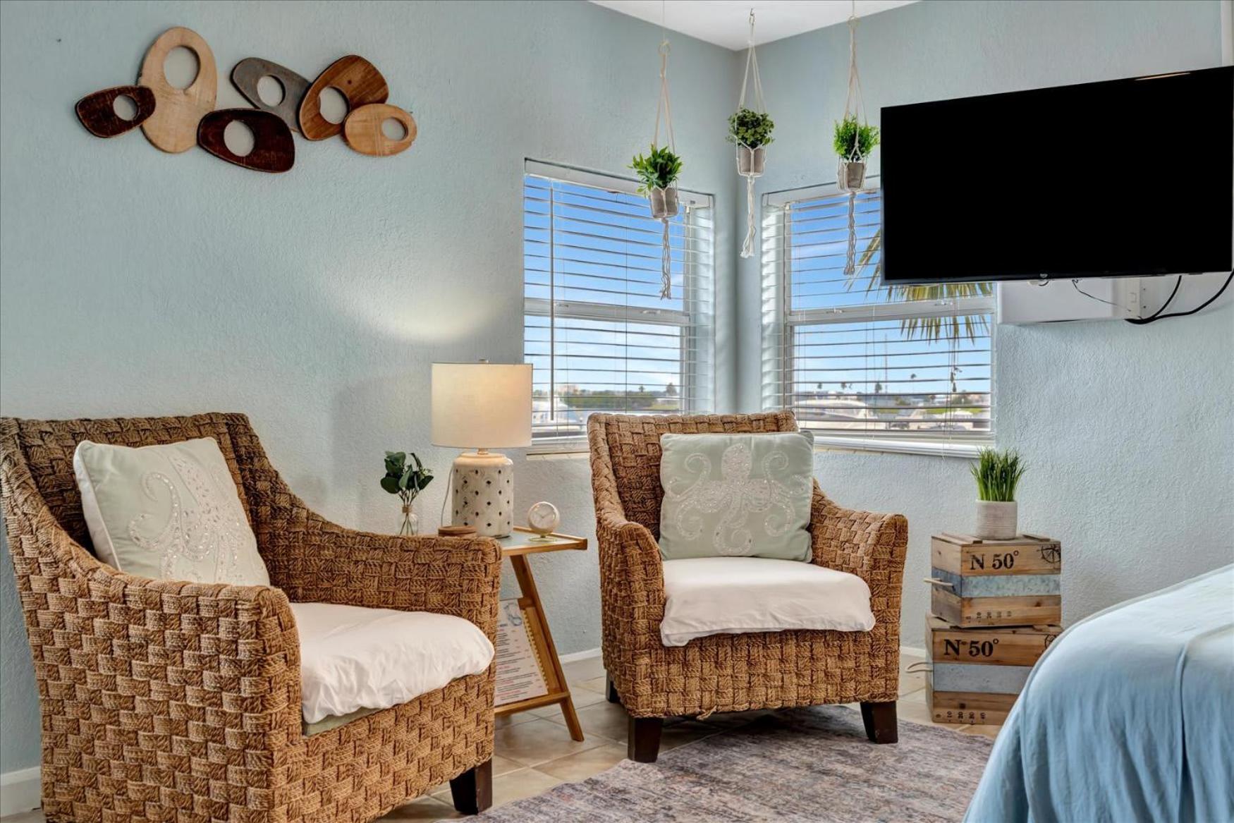 The Seashell Suite with Private Balcony and Walk to Beach