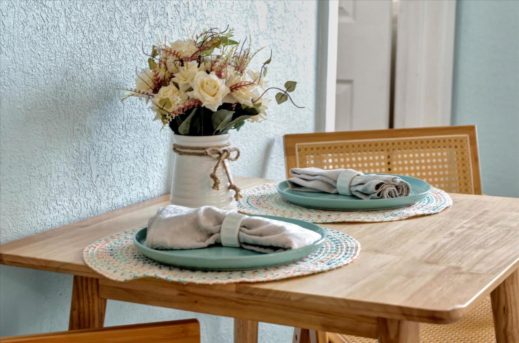 The Seashell Suite with Private Balcony and Walk to Beach