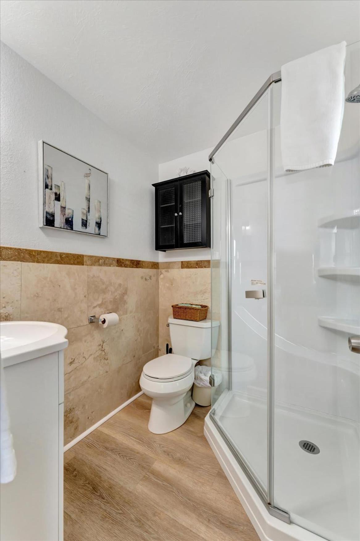 The Seashell Suite with Private Balcony and Walk to Beach