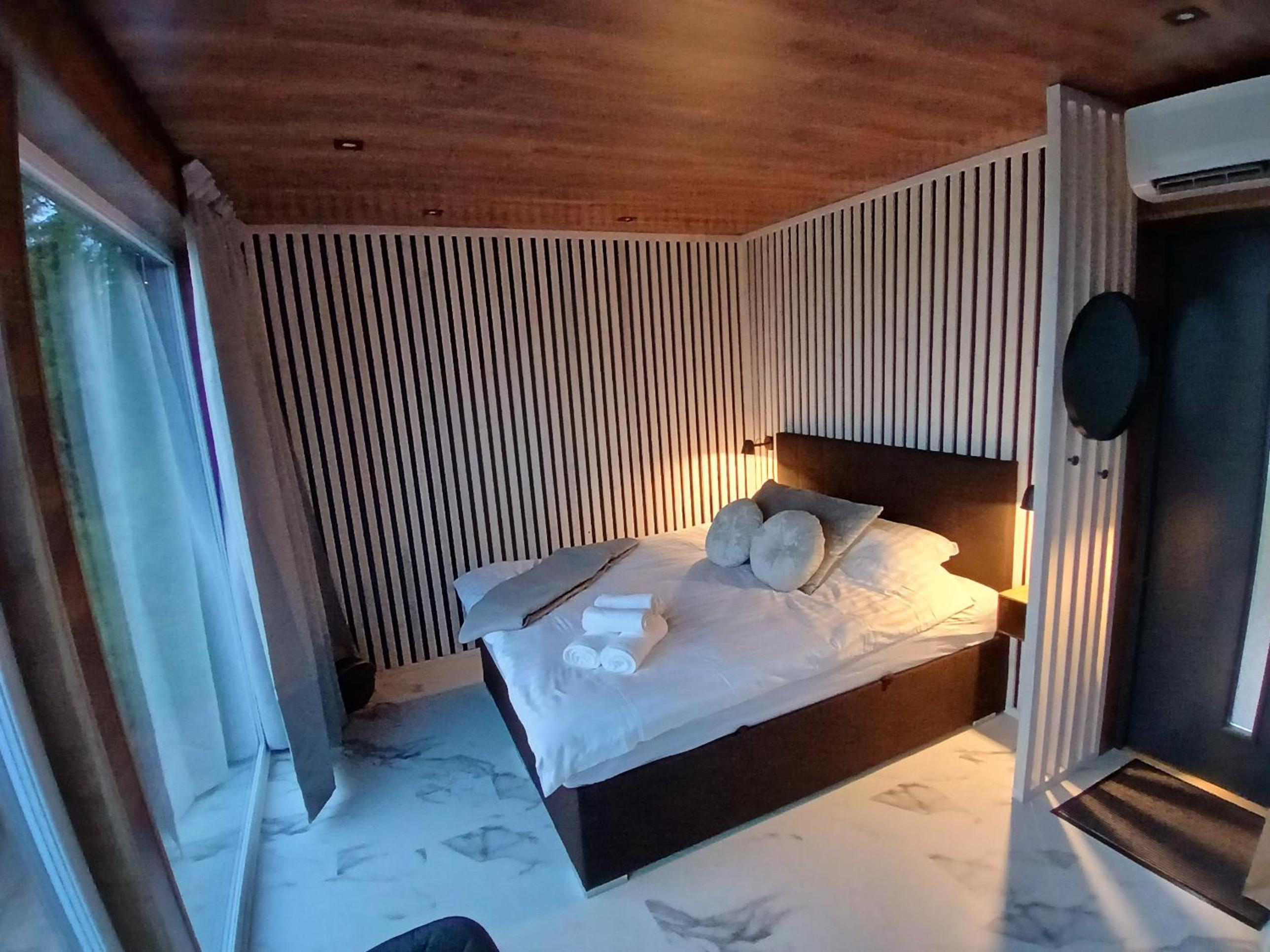 Raadivere Põllupeegel with Sauna