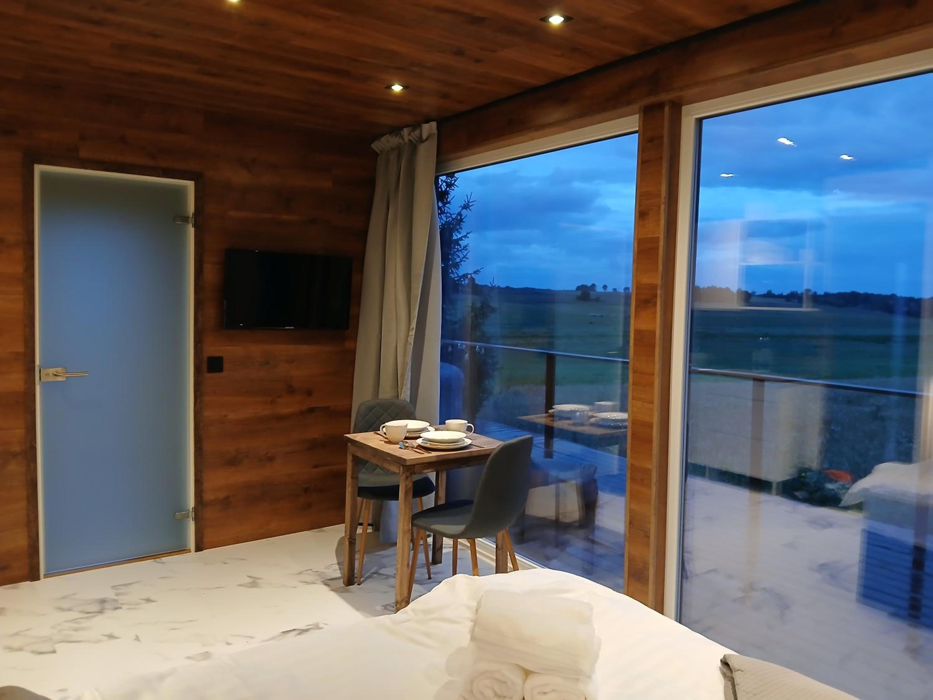 Raadivere Põllupeegel with Sauna