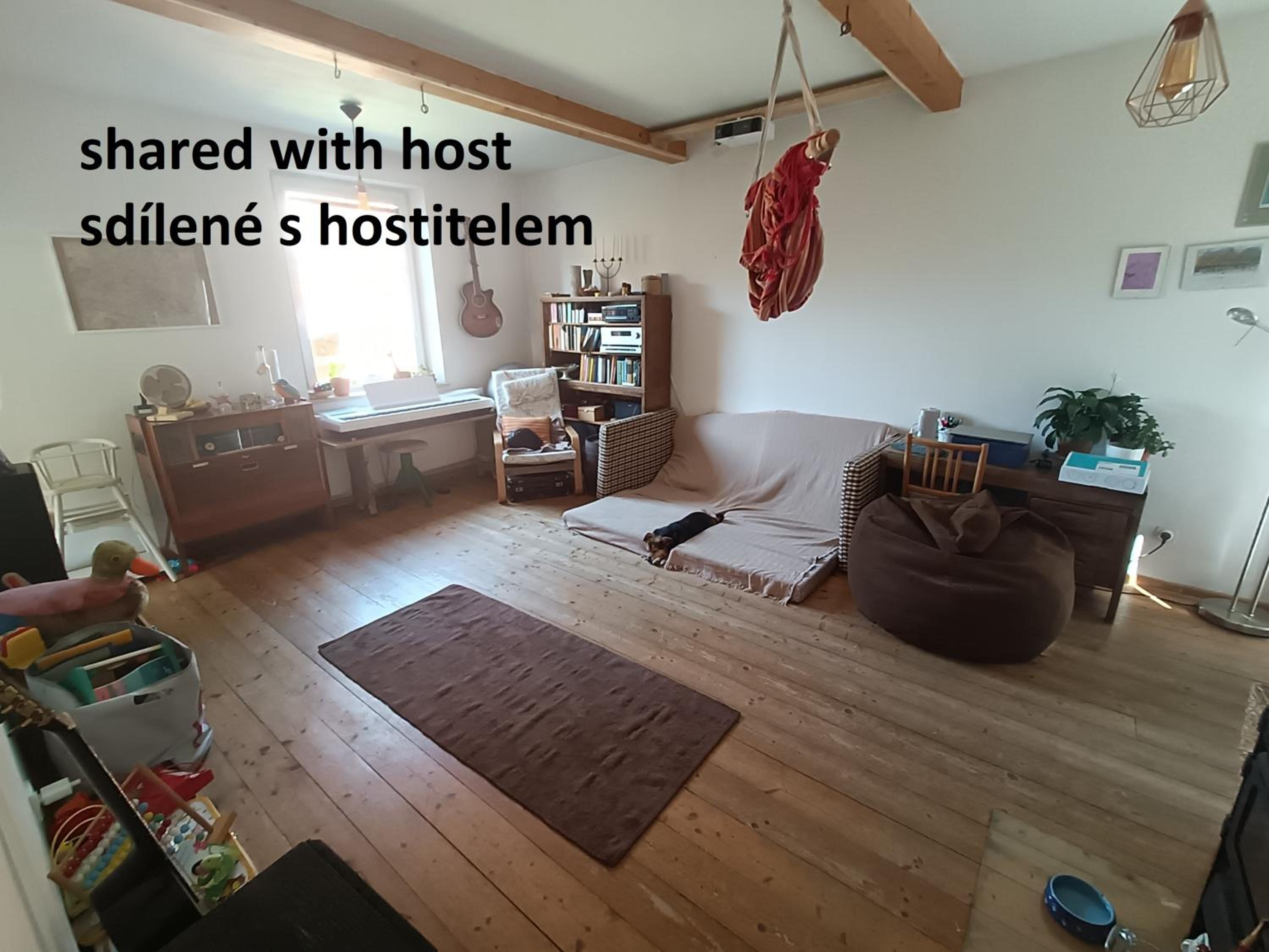 EN Homestay with private top floor, 3 bedrooms, bathroom, kitchenette, host stays downstairs with a cat and 2 small dogs --- CS Soukromé horní patro, 3 lož