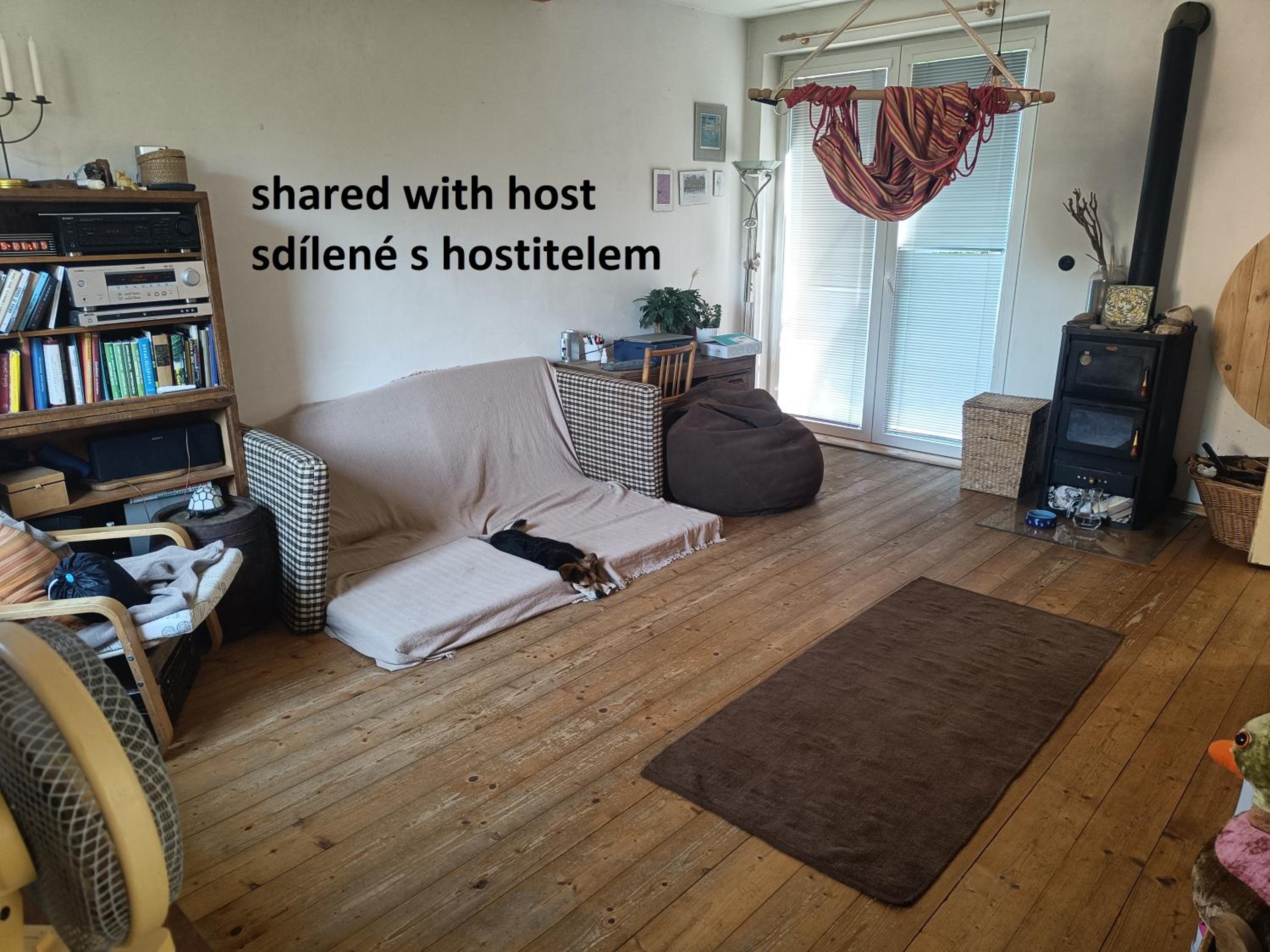 EN Homestay with private top floor, 3 bedrooms, bathroom, kitchenette, host stays downstairs with a cat and 2 small dogs --- CS Soukromé horní patro, 3 lož