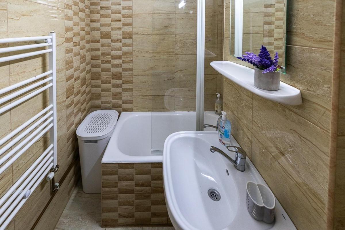 Orange Studio en Piteşti — bathroom