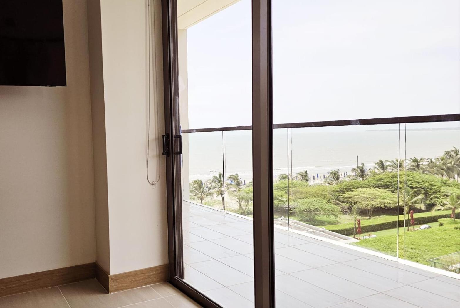 HERMOSO APARTAMENTO EN CARTAGENA-MORROS EOS-VISTA AL MAR- SALIDA DIRECTA a LA PLAYA