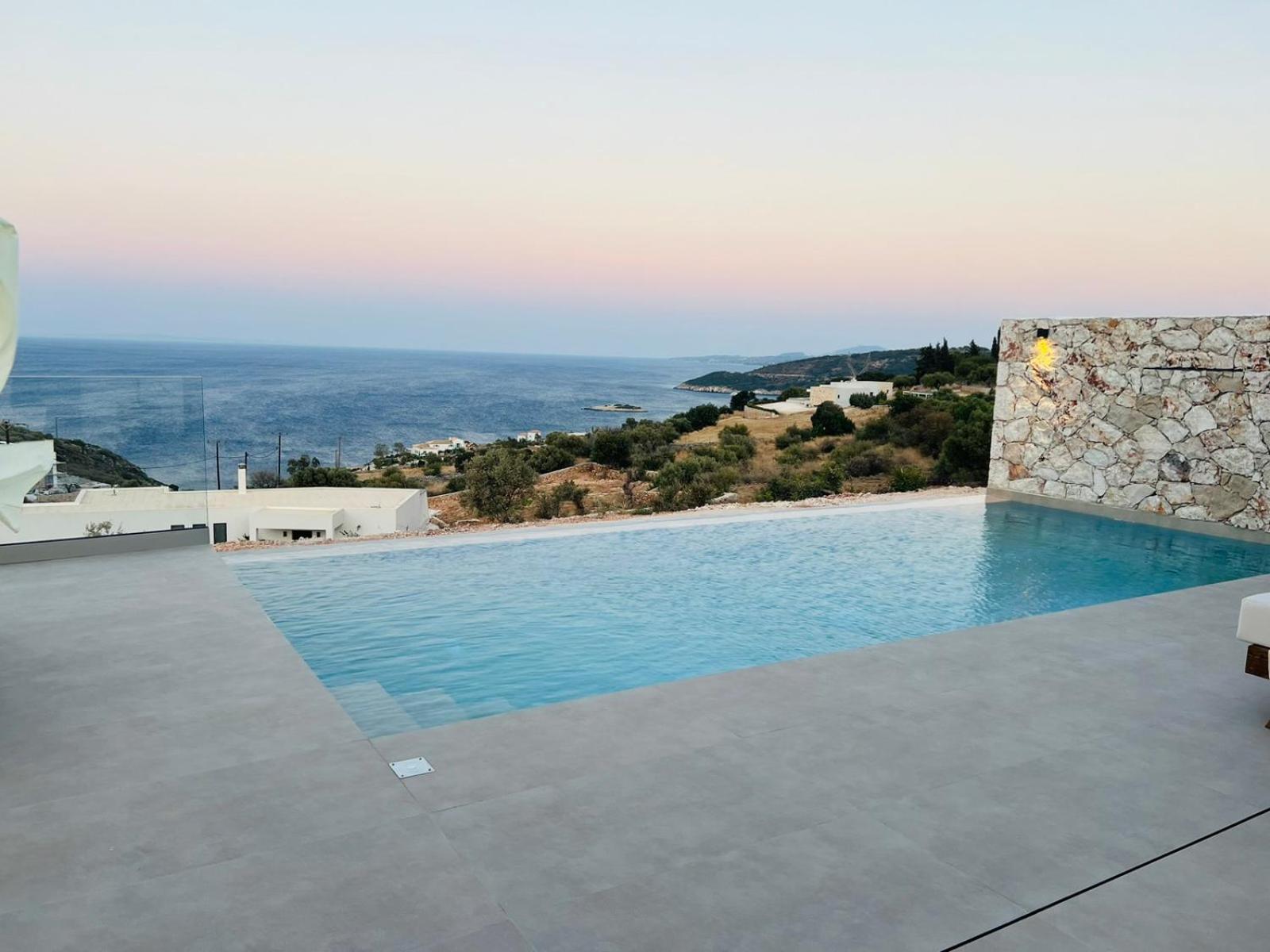 Theros Luxury Suites