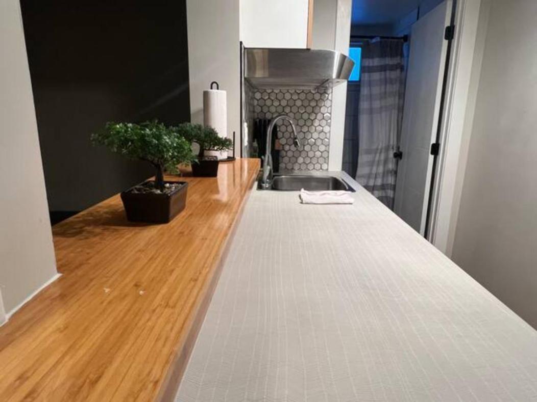 Cozy 1 Bedroom Rental with Den free parking Close to University
