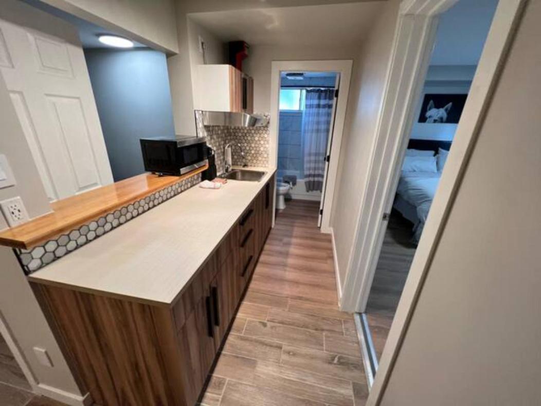 Cozy 1 Bedroom Rental with Den free parking Close to University