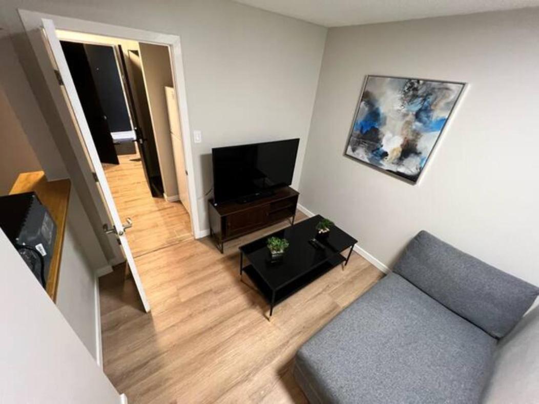 Cozy 1 Bedroom Rental with Den free parking Close to University
