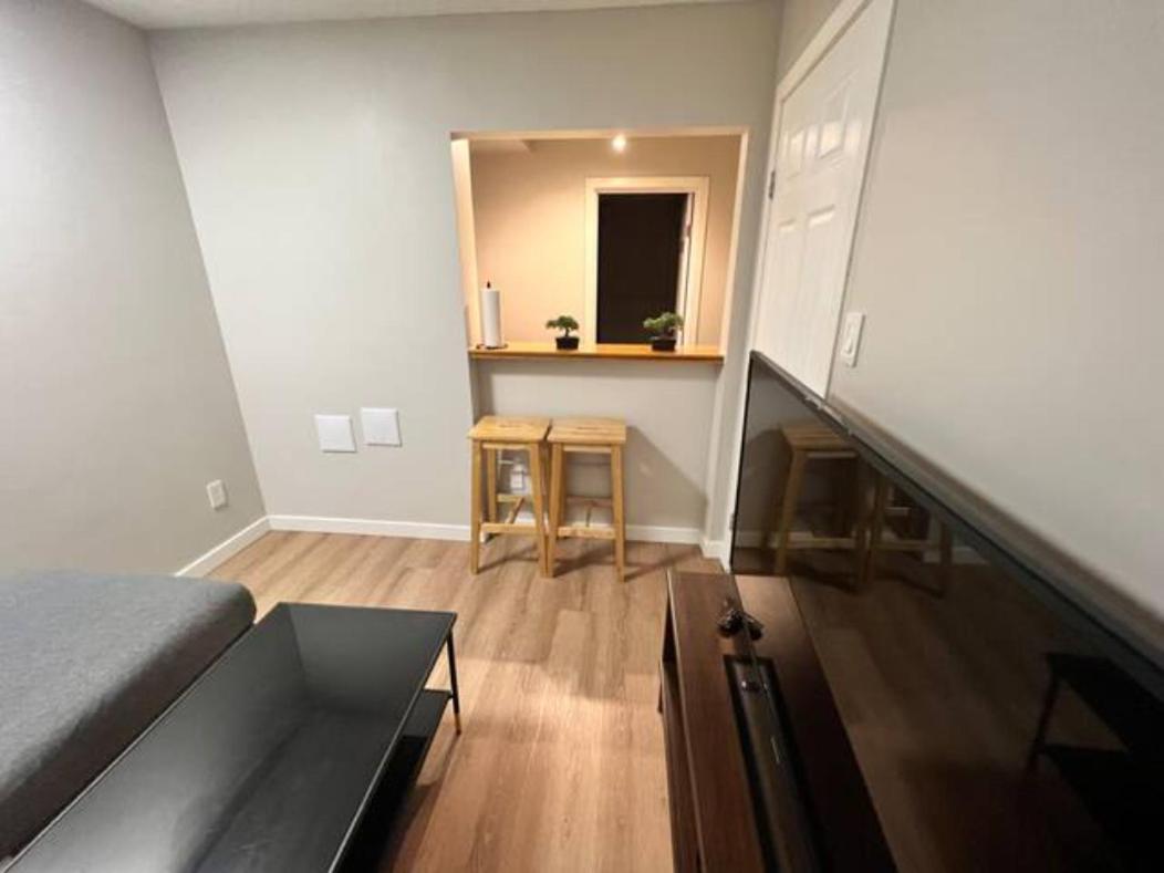 Cozy 1 Bedroom Rental with Den free parking Close to University