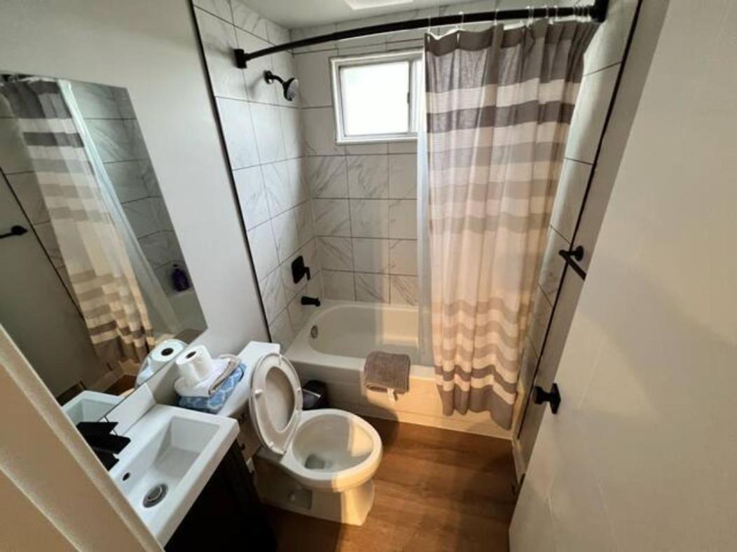 Cozy 1 Bedroom Rental with Den free parking Close to University