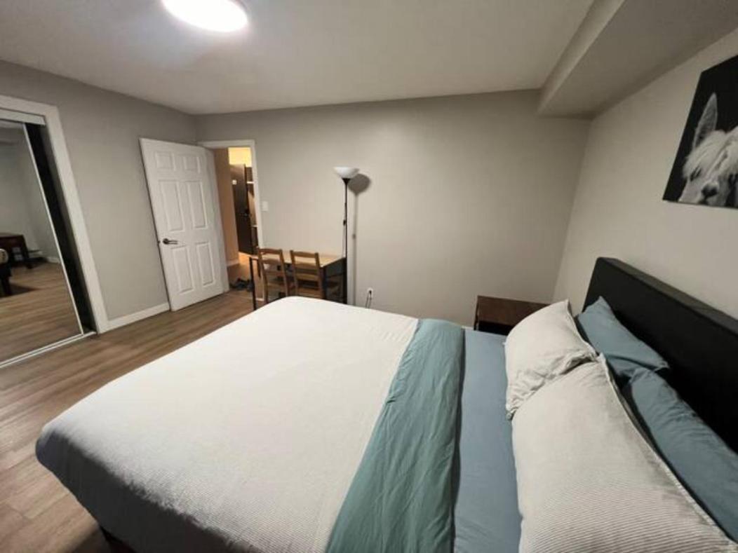 Cozy 1 Bedroom Rental with Den free parking Close to University
