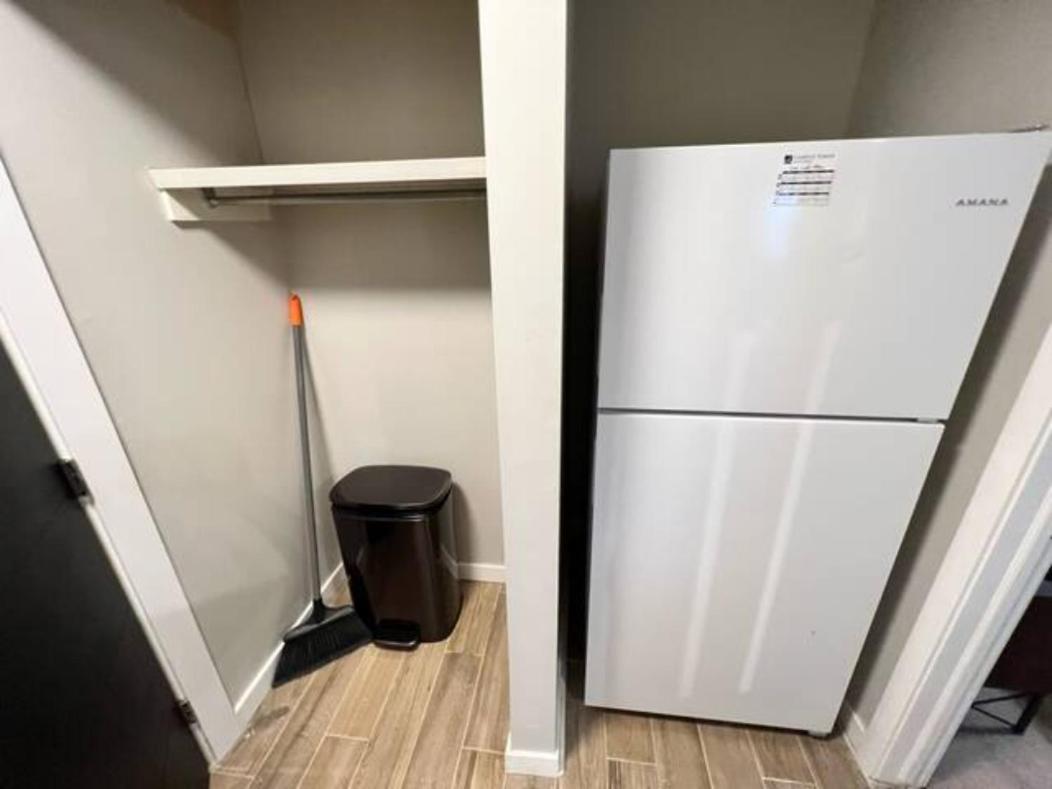 Cozy 1 Bedroom Rental with Den free parking Close to University