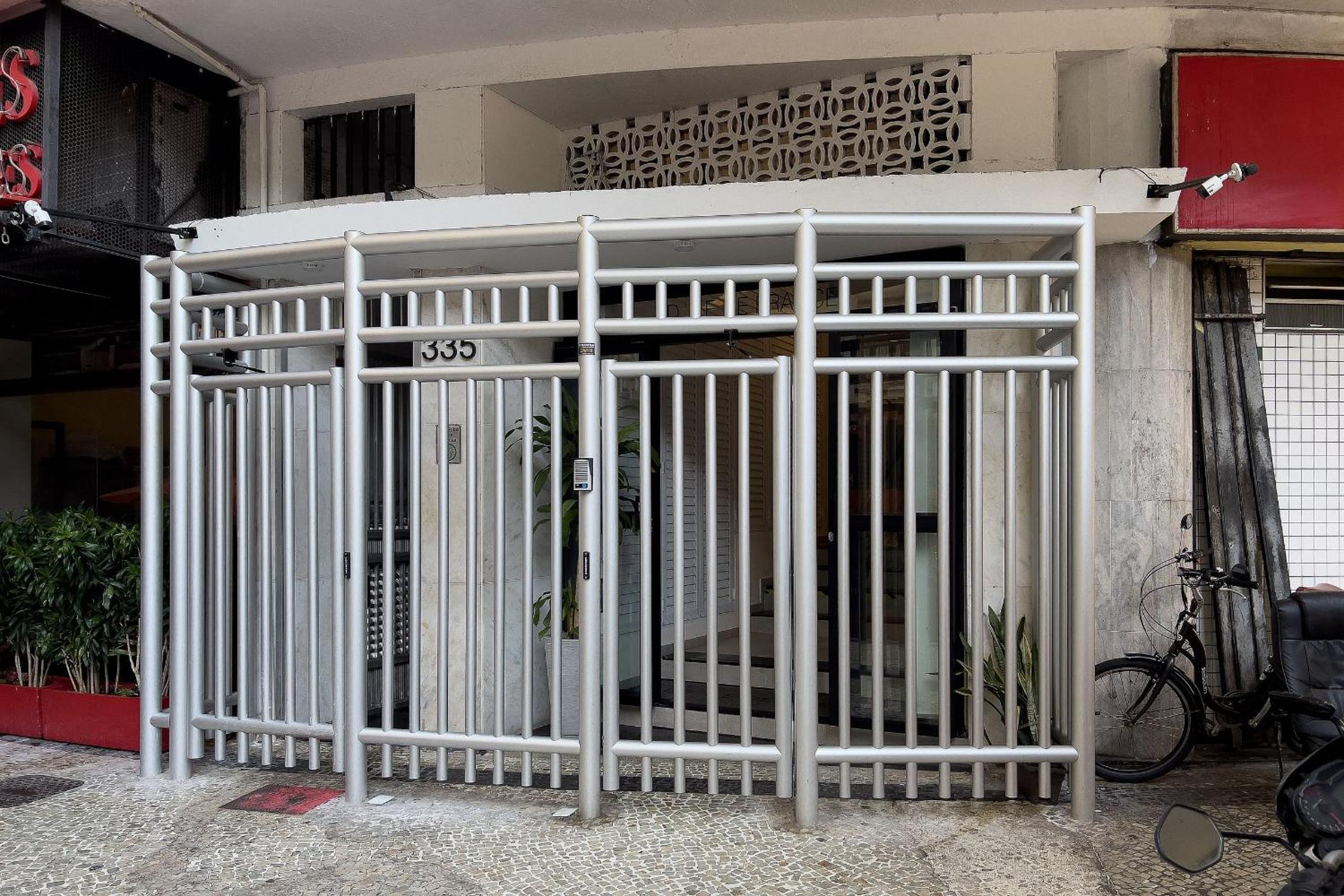 Studio em COPACABANA ideal para Casal com Home Office a 400m PRAIA e 600m Metro - Ar Condicionado e Wi-Fi 100 mbps