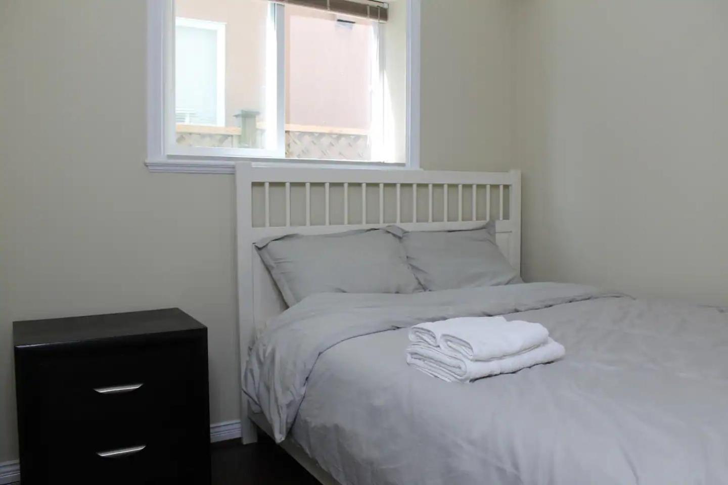 2BR near Skytrain station, Private and convenient