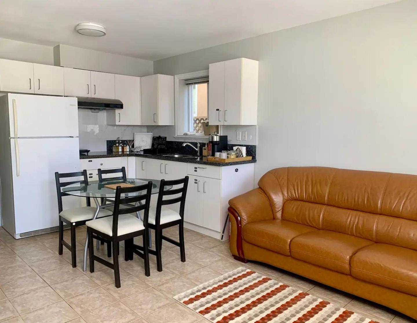 2BR near Skytrain station, Private and convenient