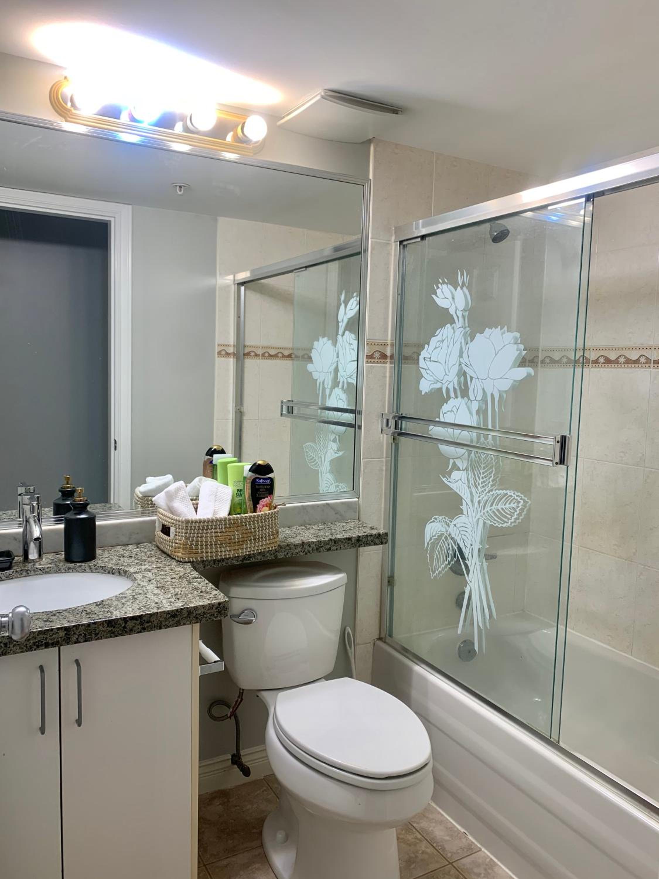 2BR near Skytrain station, Private and convenient