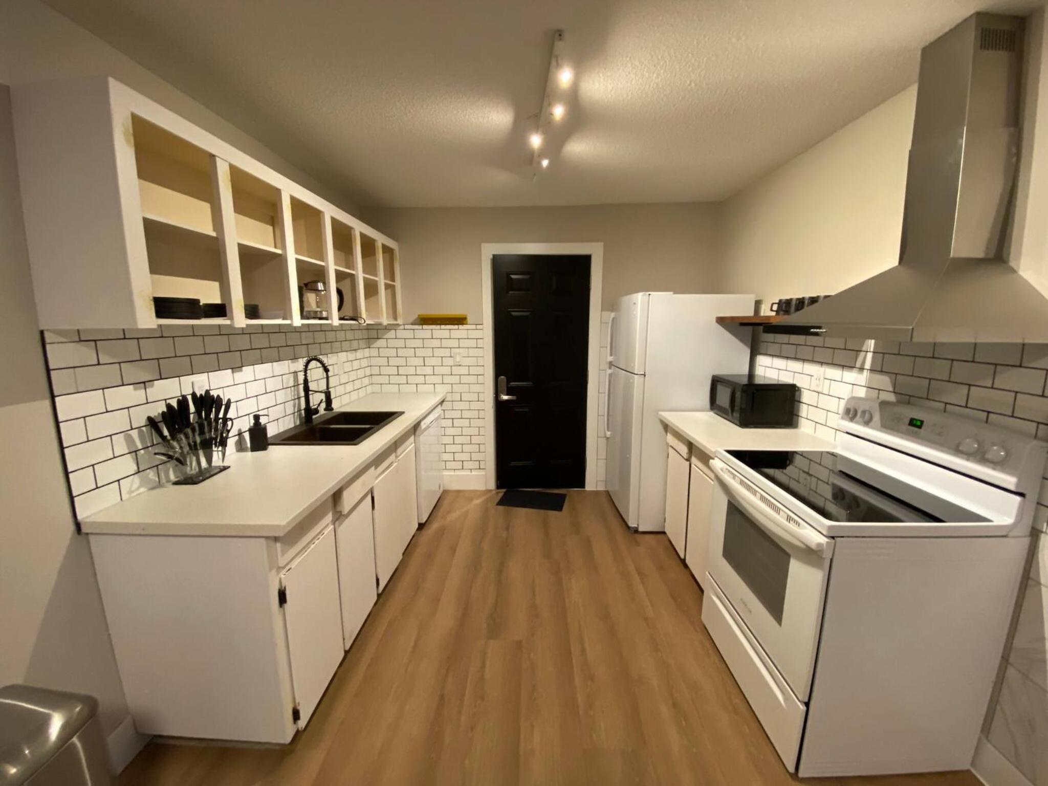 Morden Newly Renovated 1br Flats, Walk To Whyte