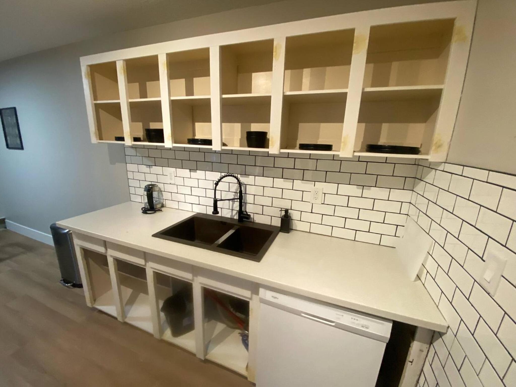 Morden Newly Renovated 1br Flats, Walk To Whyte