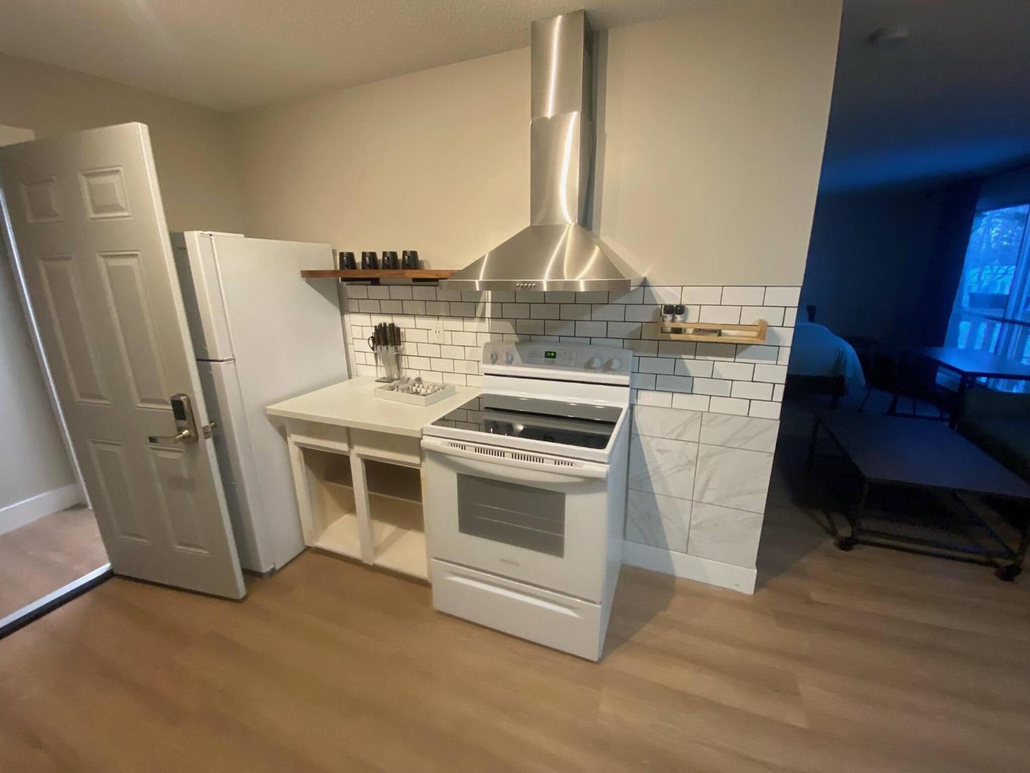 Morden Newly Renovated 1br Flats, Walk To Whyte