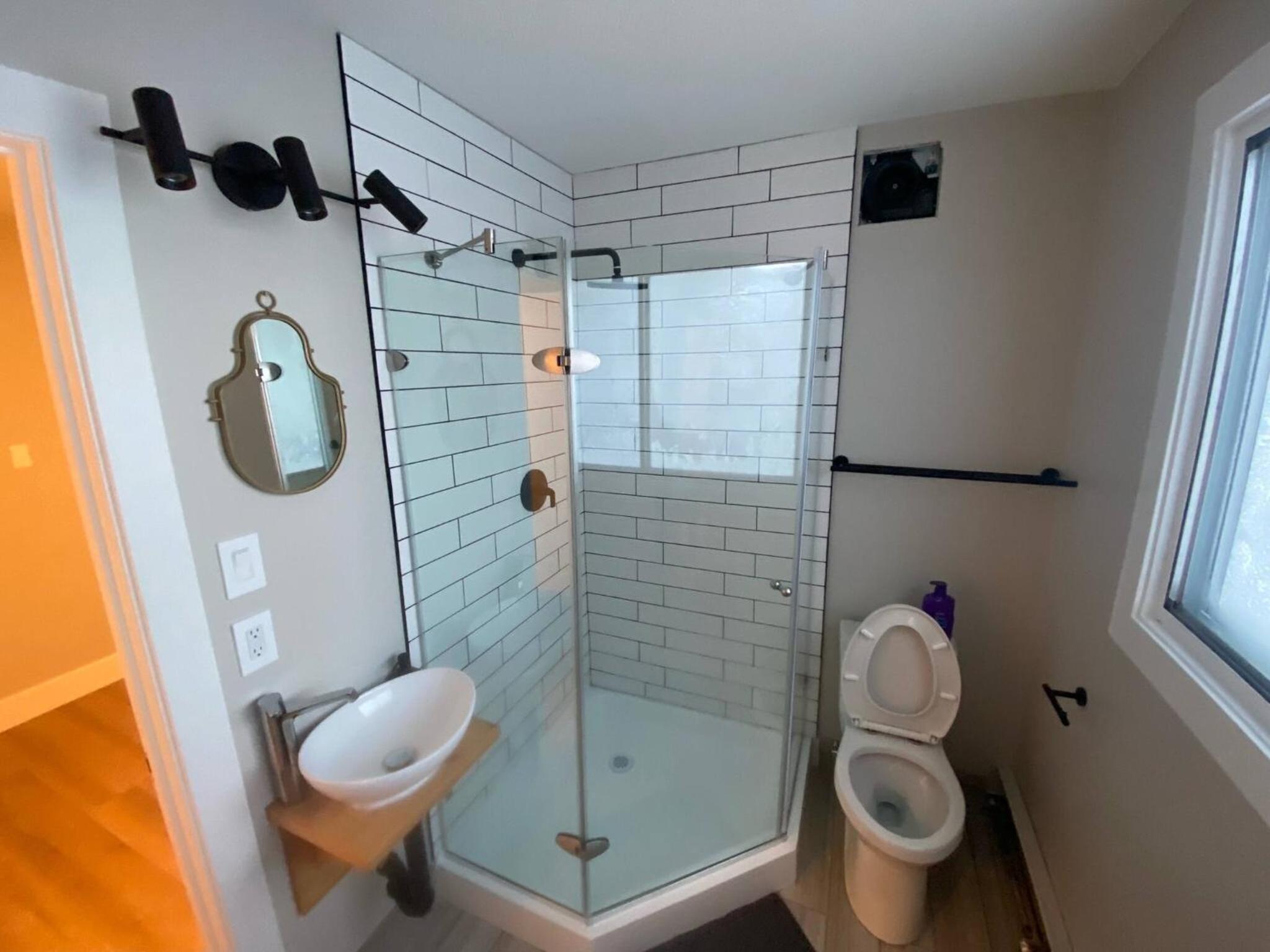 Morden Newly Renovated 1br Flats, Walk To Whyte