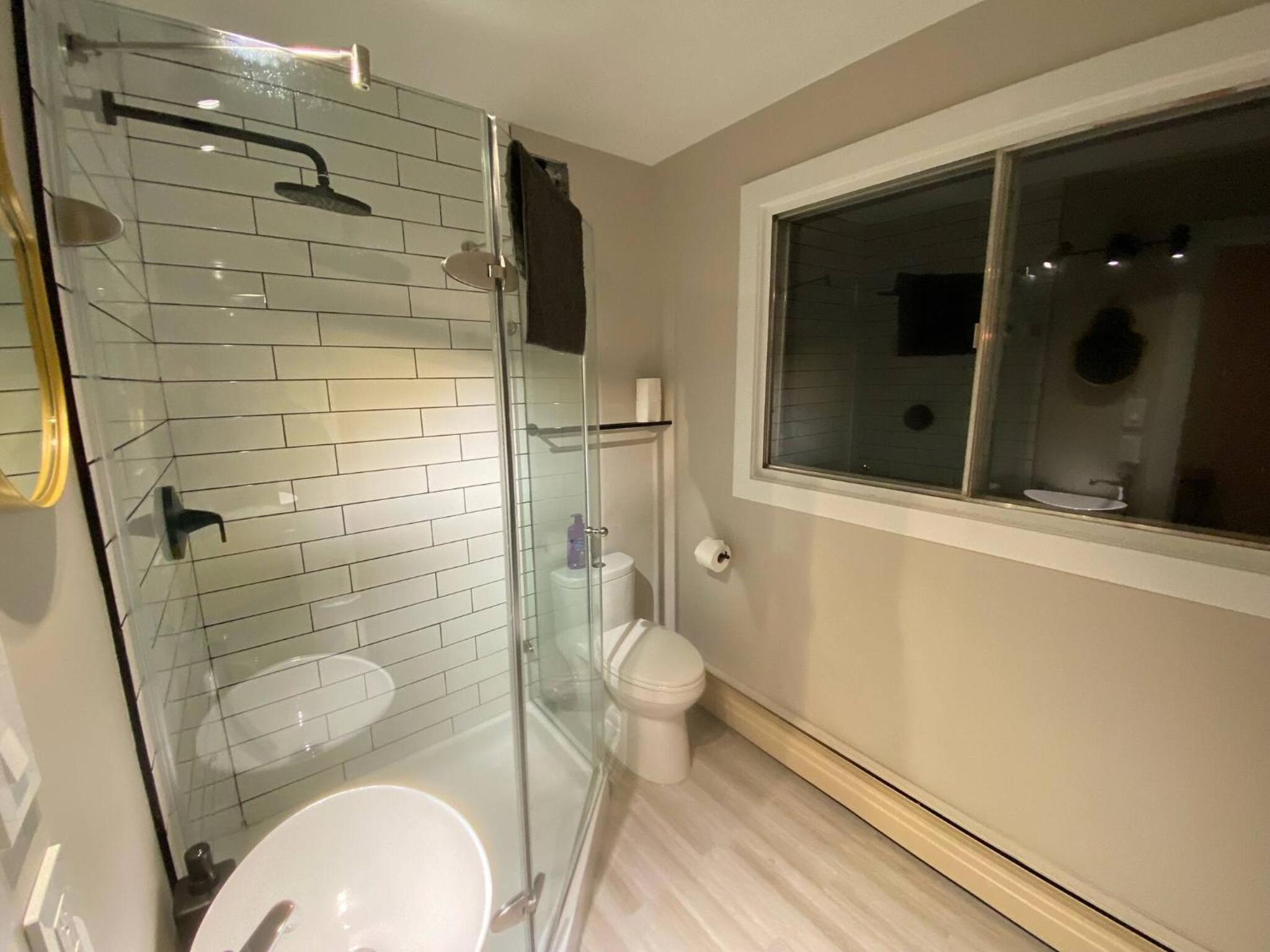 Morden Newly Renovated 1br Flats, Walk To Whyte