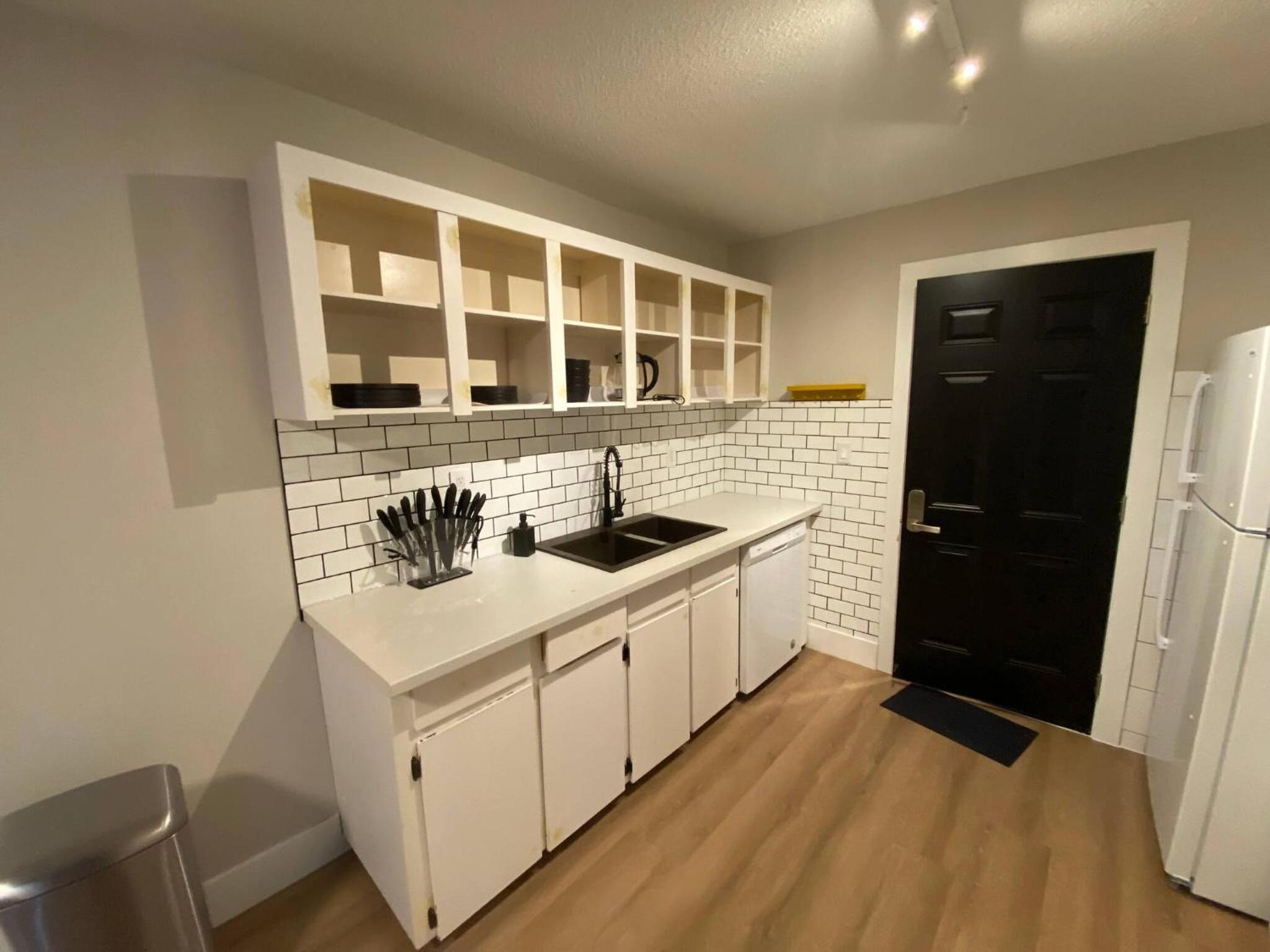 Morden Newly Renovated 1br Flats, Walk To Whyte