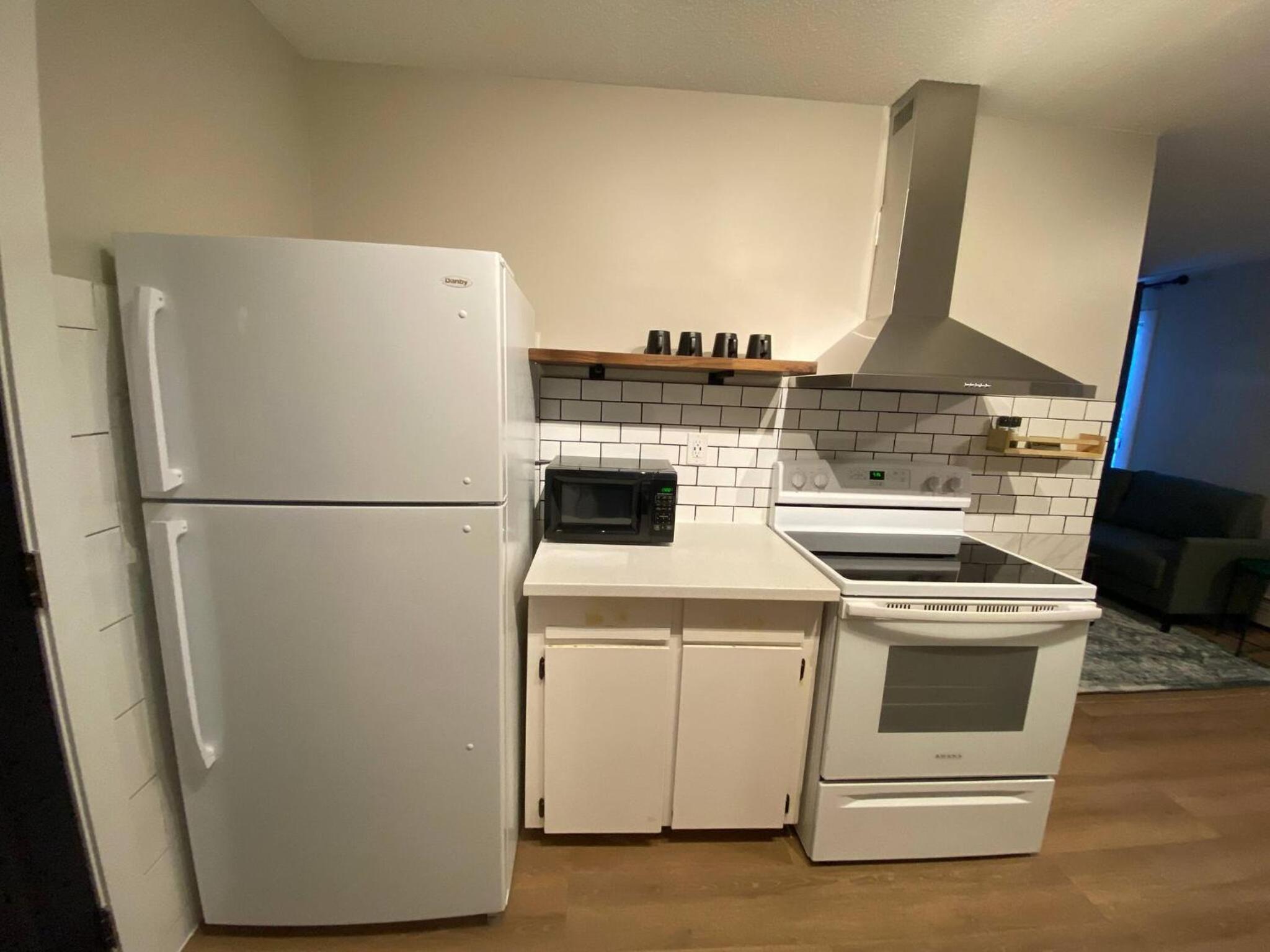 Morden Newly Renovated 1br Flats, Walk To Whyte
