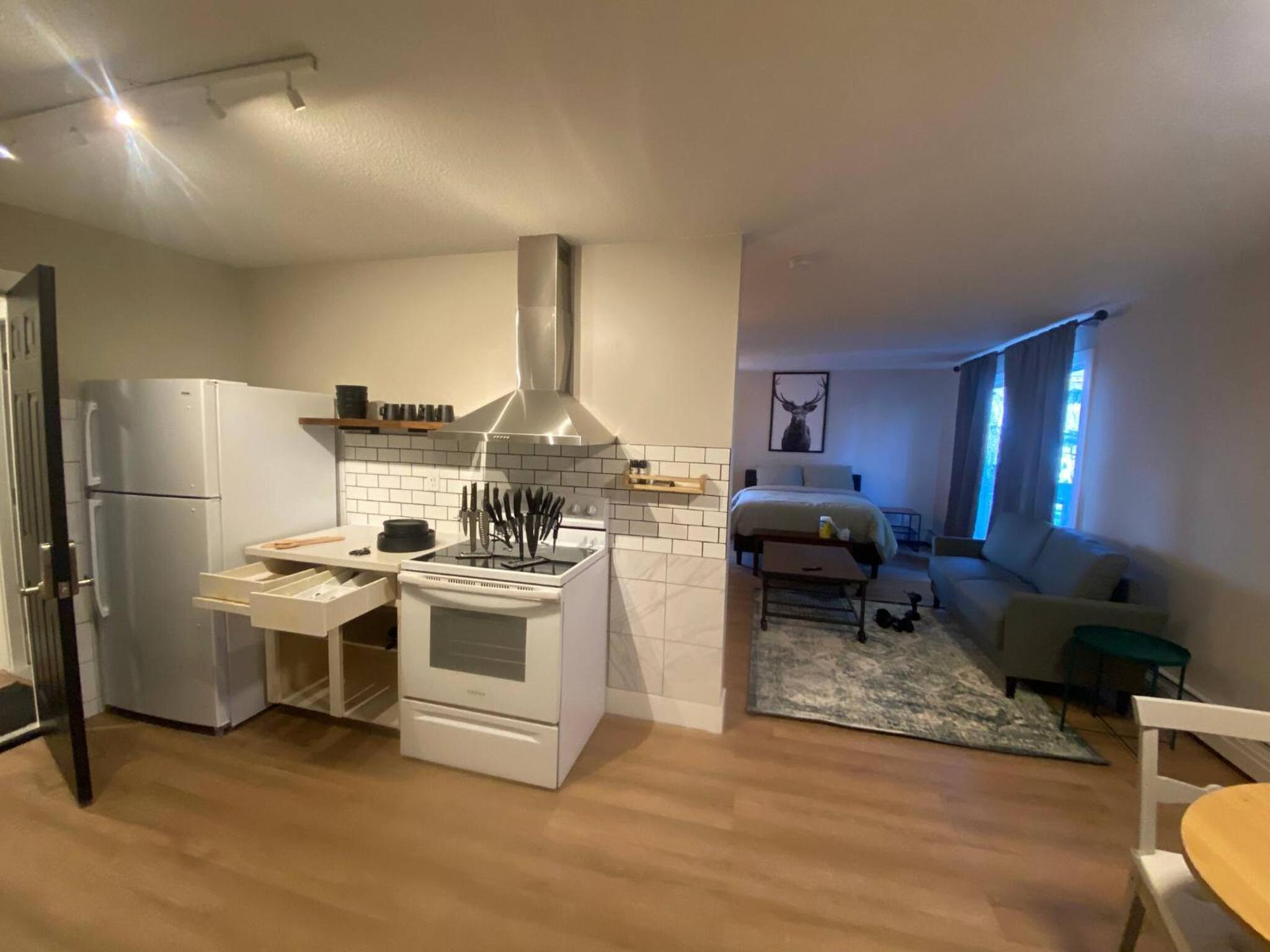 Morden Newly Renovated 1br Flats, Walk To Whyte