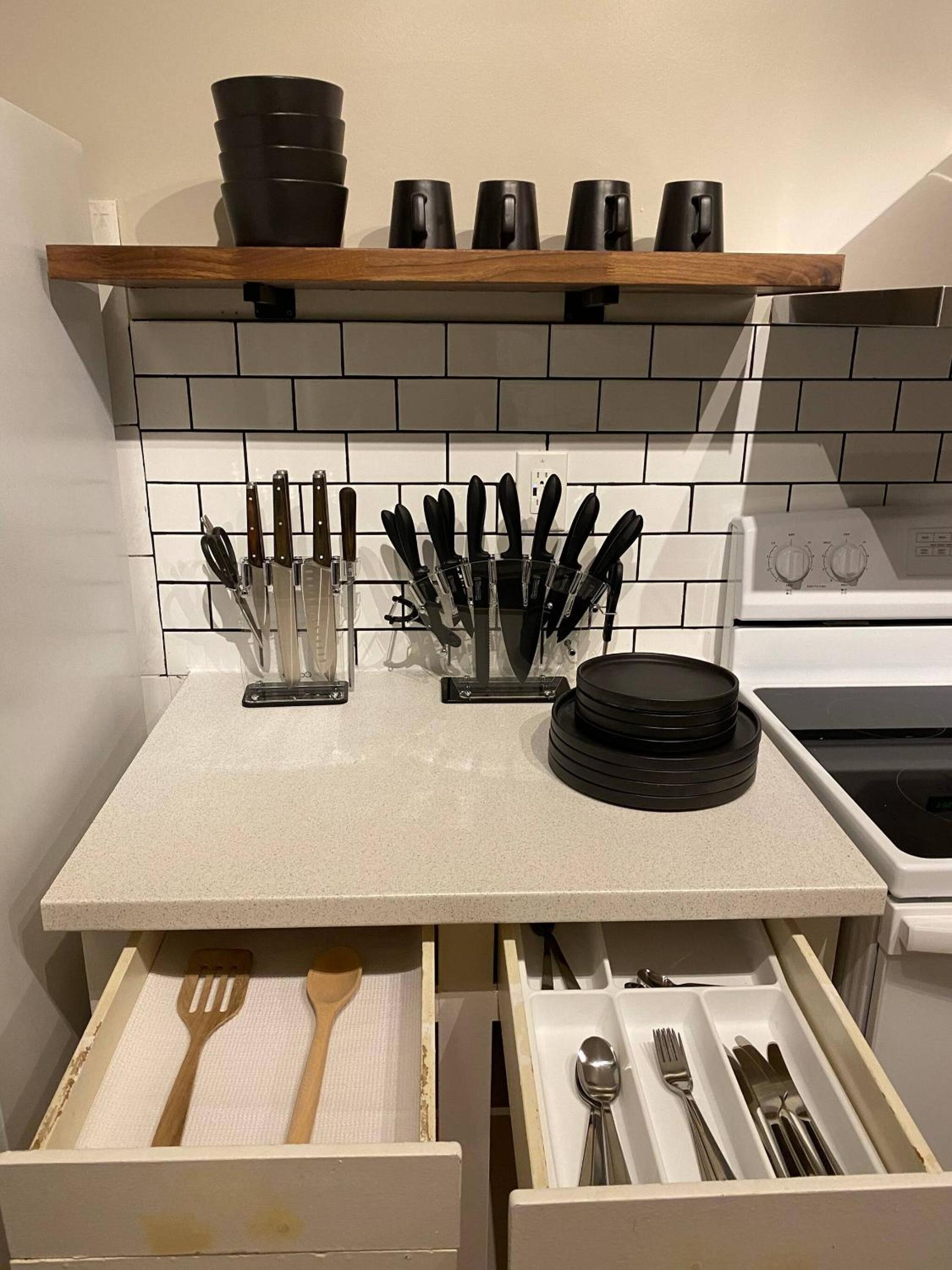 Morden Newly Renovated 1br Flats, Walk To Whyte