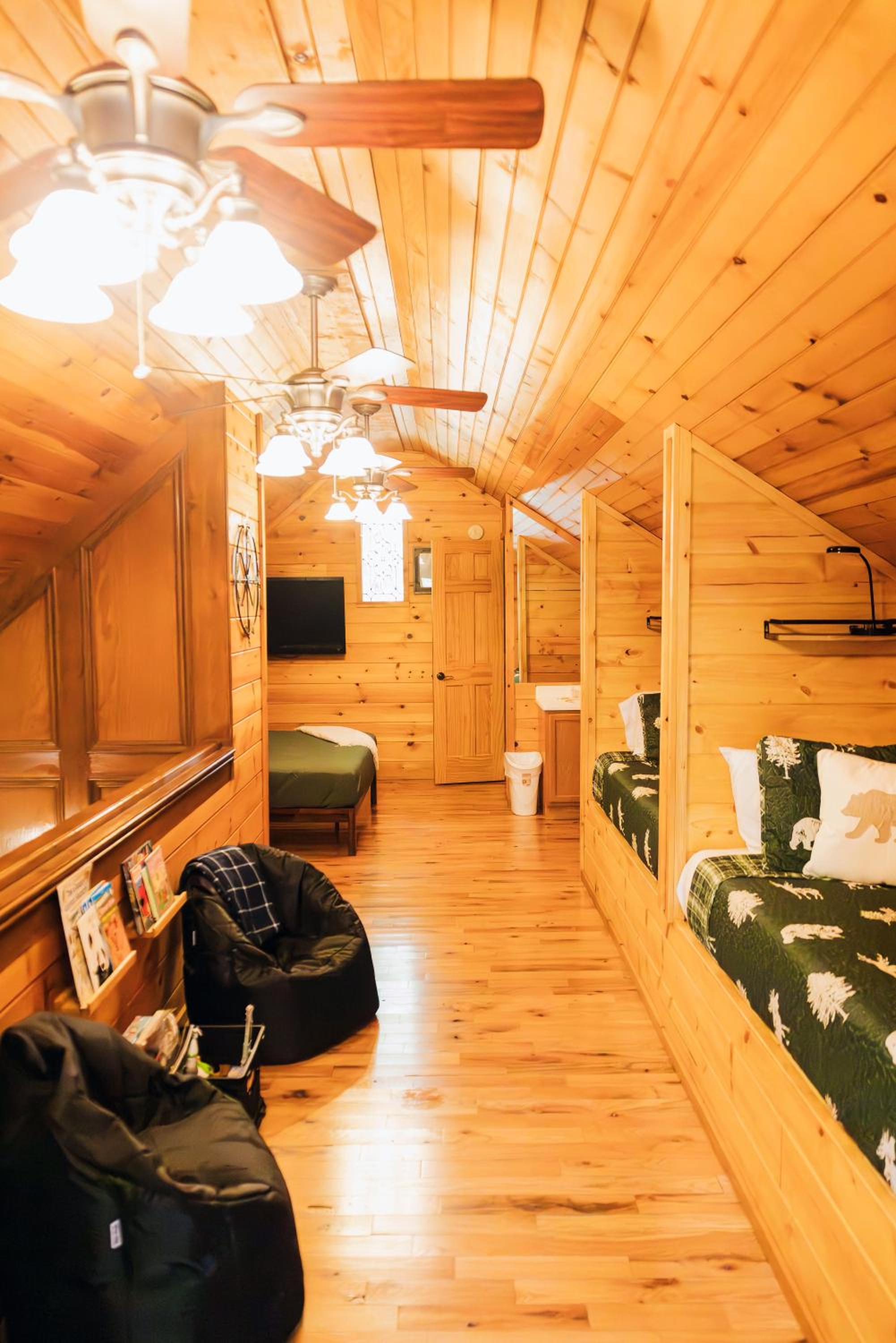 Ole Red Retreat - 10 minutes to Gatlinburg & Great Smoky Mountains view 2