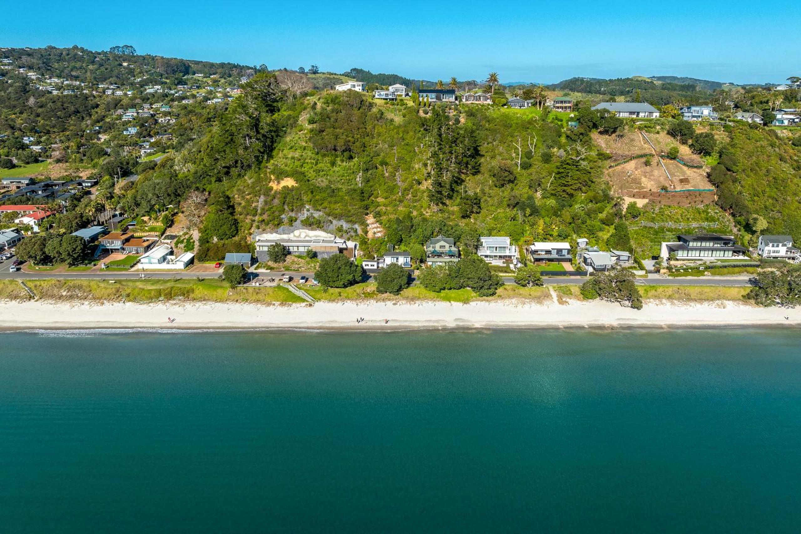 Onetangi Clifftop, Onetangi - Be My Guest Waiheke