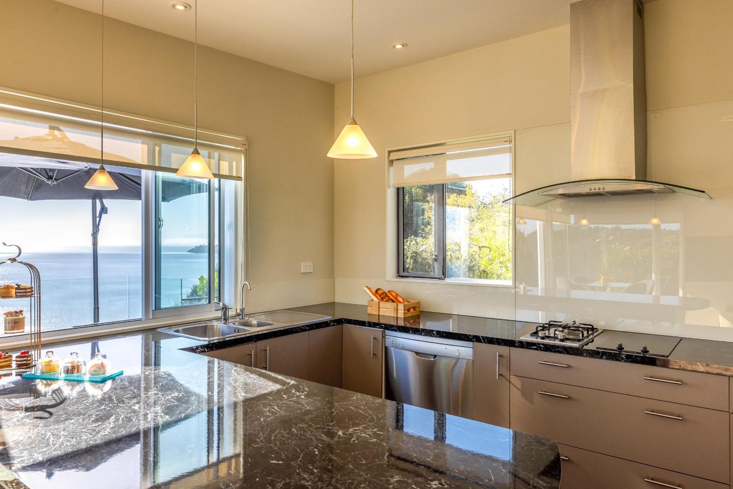 Onetangi Clifftop, Onetangi - Be My Guest Waiheke