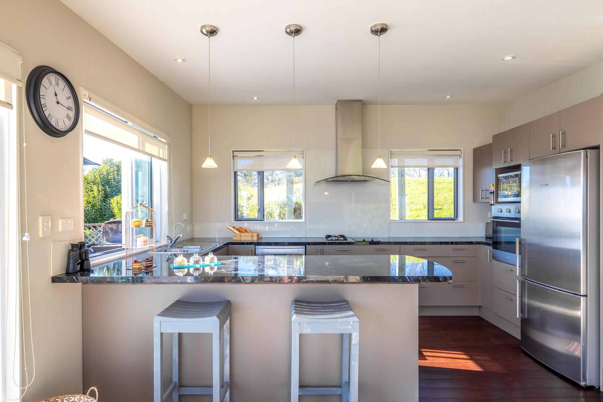 Onetangi Clifftop, Onetangi - Be My Guest Waiheke
