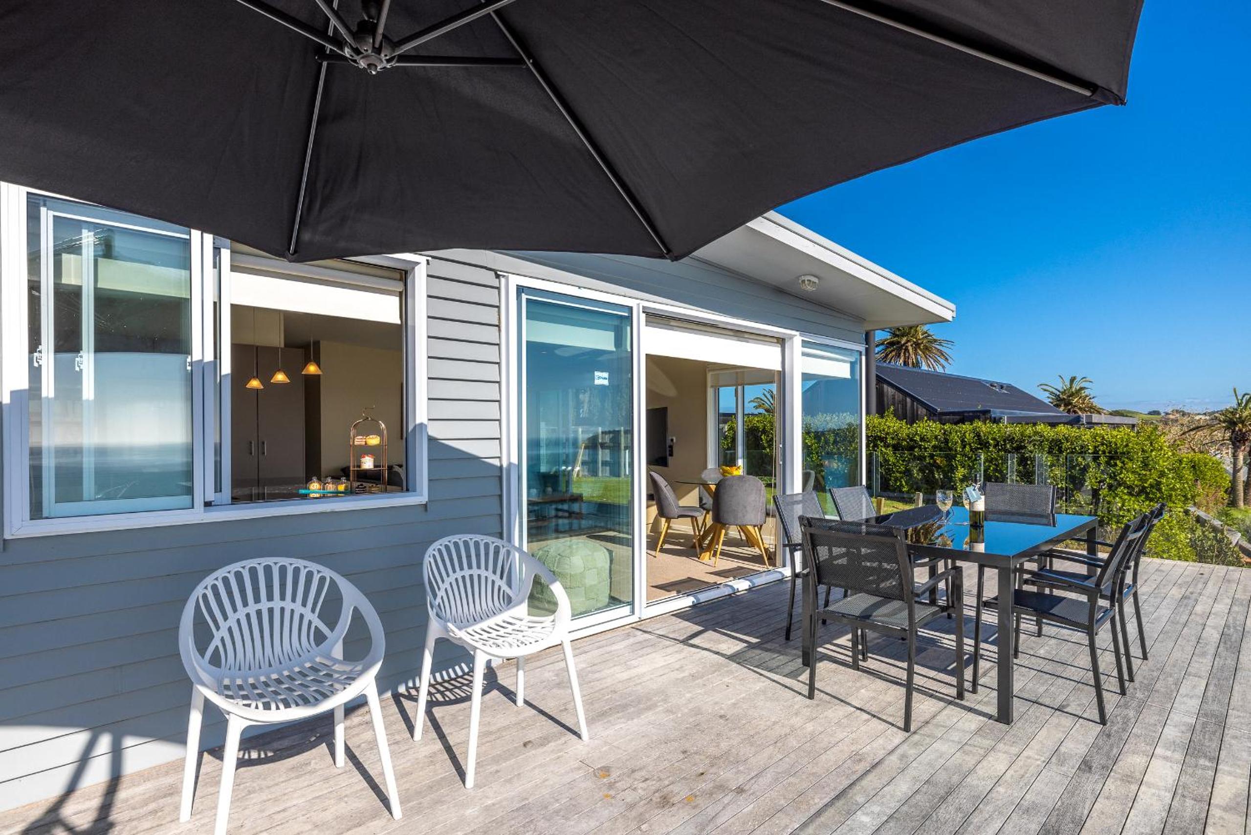 Onetangi Clifftop, Onetangi - Be My Guest Waiheke