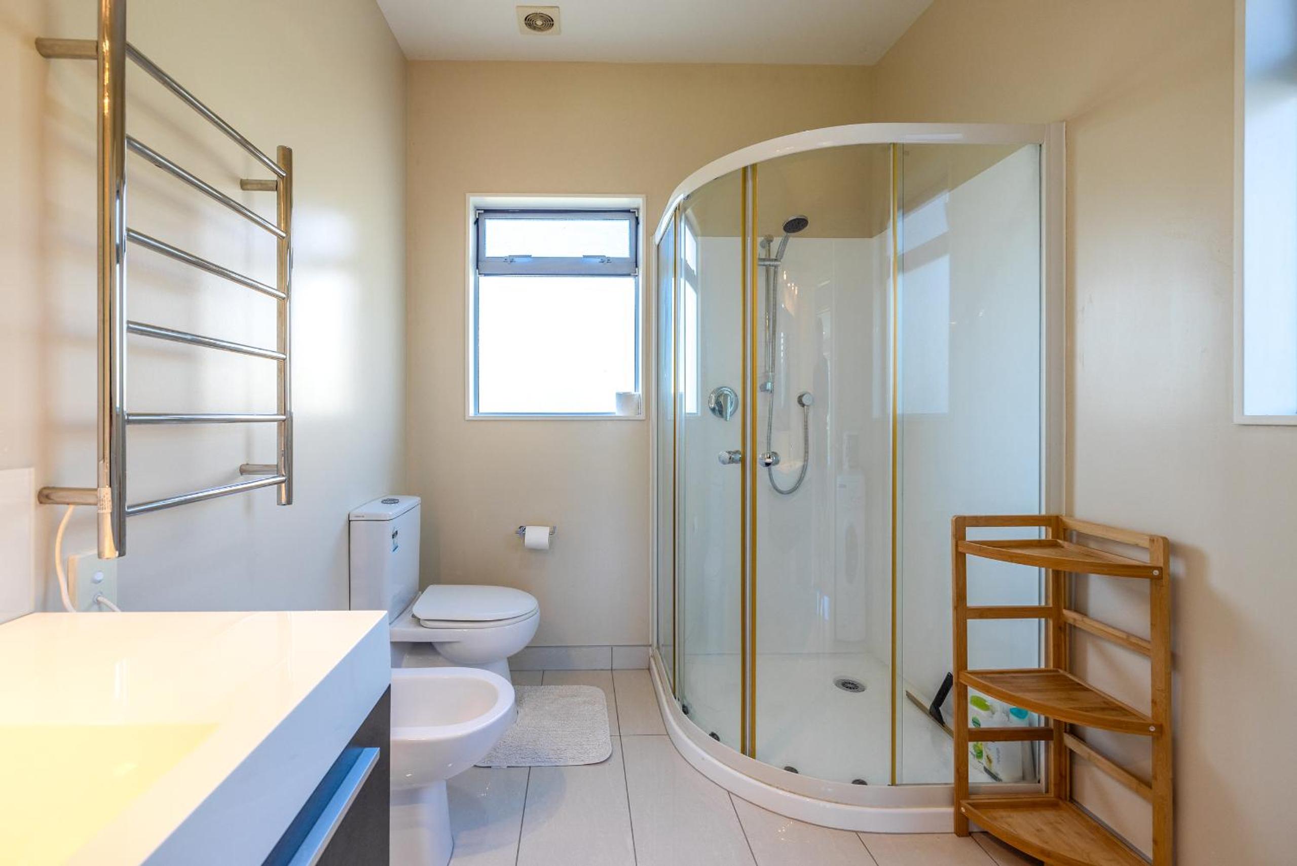 Onetangi Clifftop, Onetangi - Be My Guest Waiheke