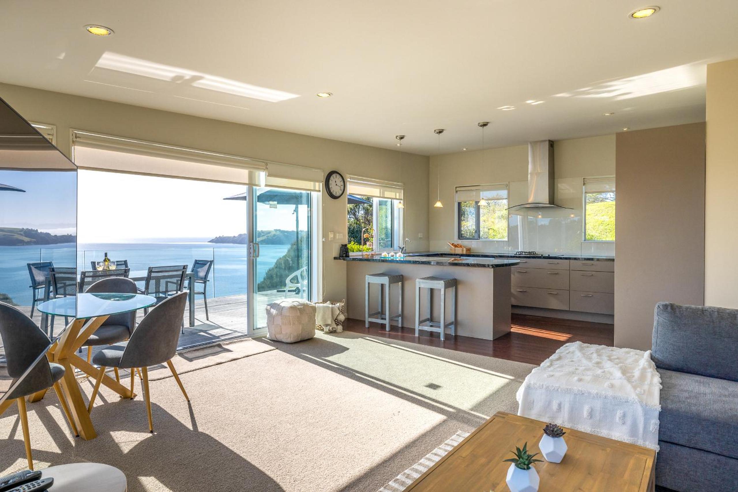Onetangi Clifftop, Onetangi - Be My Guest Waiheke