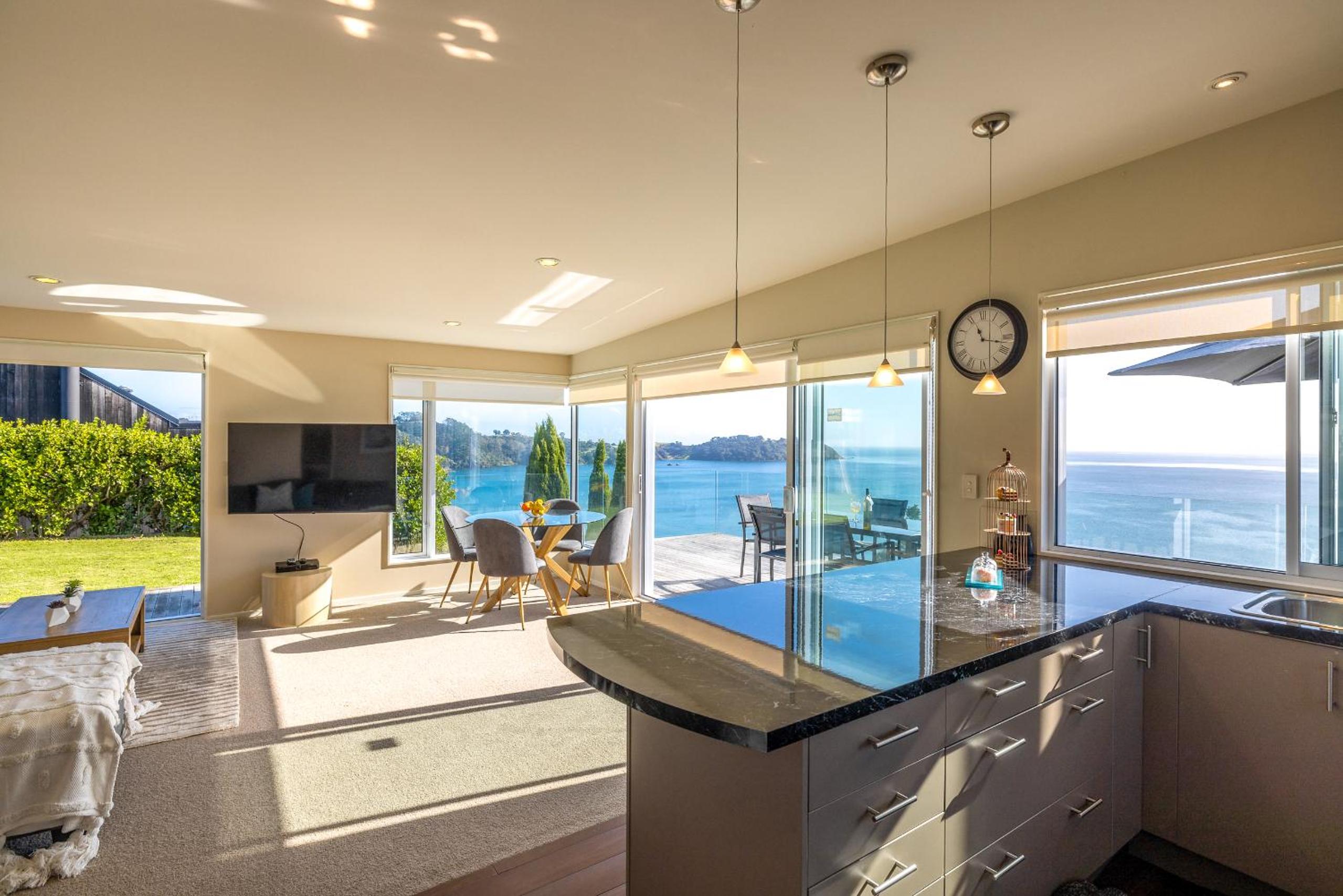 Onetangi Clifftop, Onetangi - Be My Guest Waiheke