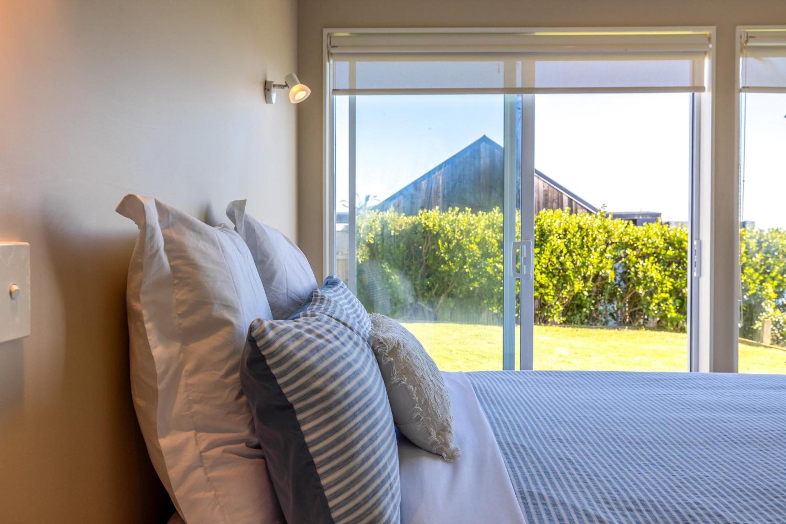 Onetangi Clifftop, Onetangi - Be My Guest Waiheke